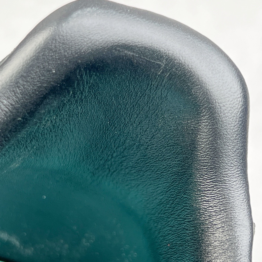 图片[13]-＃G版纯原 TIFFANY & CO. X NK Air Force1 Low \\\”1837\\\” 蒂芙尼联名空军一号潮流复古低帮板鞋 黑绿 货号：DZ1382-001 鞋面材质采用牛皮革打造 亚光黑色的效果表现出十足的高级感 除了视觉之外 上手的感觉也表现出与常规鞋款完全不同的感觉 同样采用牛皮革材质的还有Air Force 1 系列标配的鞋带扣 Tiffany & Co. 925 银鞋带扣则需要单独购买 有一说一这一点可能会让不少玩家吐槽 但是毕竟这双鞋的发售价格几乎是奢侈品联明里最低的了 故此也能理解 侧身 Swoosh 标志作为整双鞋的高光之处 采用 Tiffany & Co. 标志性蓝色装点 与酷黑鞋身形成鲜明对比 鞋舌位置依旧是带有牛皮革标签 银白色 Tiffany 字样点缀 凸显联名身份 鞋舌位置依旧是带有牛皮革标签 银白色 Tiffany 字样点缀 凸显联名身份 皮质 Tiffany & Co. 蓝色鞋垫整体还是比较厚实的 同时具备不错的舒适度 最后外底点缀两块 Tiffany & Co. 蓝色 NK与 Tiffany & Co. 完成了整双鞋的全部鞋身设计 除此以外 就是额外配置的三副鞋带以及特殊衬纸以及 Tiffany & Co. 蓝色鞋盒 尺码：35.5 36 36.5 37.5 38 38.5 39 40 40.5 41 42 42.5 43 44 44.5 45 46 47.5-选品中心