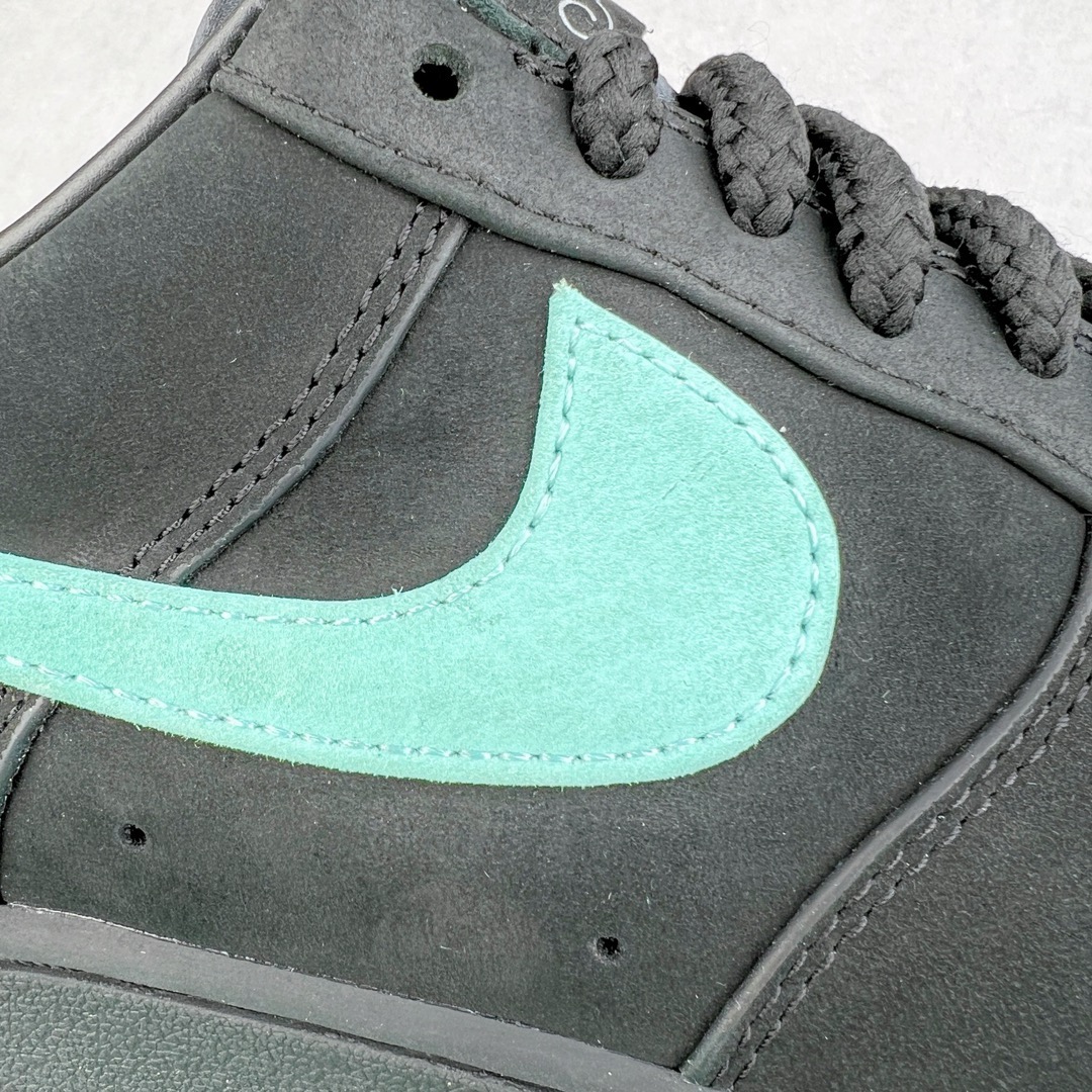 图片[16]-＃G版纯原 TIFFANY & CO. X NK Air Force1 Low \\\”1837\\\” 蒂芙尼联名空军一号潮流复古低帮板鞋 黑绿 货号：DZ1382-001 鞋面材质采用牛皮革打造 亚光黑色的效果表现出十足的高级感 除了视觉之外 上手的感觉也表现出与常规鞋款完全不同的感觉 同样采用牛皮革材质的还有Air Force 1 系列标配的鞋带扣 Tiffany & Co. 925 银鞋带扣则需要单独购买 有一说一这一点可能会让不少玩家吐槽 但是毕竟这双鞋的发售价格几乎是奢侈品联明里最低的了 故此也能理解 侧身 Swoosh 标志作为整双鞋的高光之处 采用 Tiffany & Co. 标志性蓝色装点 与酷黑鞋身形成鲜明对比 鞋舌位置依旧是带有牛皮革标签 银白色 Tiffany 字样点缀 凸显联名身份 鞋舌位置依旧是带有牛皮革标签 银白色 Tiffany 字样点缀 凸显联名身份 皮质 Tiffany & Co. 蓝色鞋垫整体还是比较厚实的 同时具备不错的舒适度 最后外底点缀两块 Tiffany & Co. 蓝色 NK与 Tiffany & Co. 完成了整双鞋的全部鞋身设计 除此以外 就是额外配置的三副鞋带以及特殊衬纸以及 Tiffany & Co. 蓝色鞋盒 尺码：35.5 36 36.5 37.5 38 38.5 39 40 40.5 41 42 42.5 43 44 44.5 45 46 47.5-选品中心