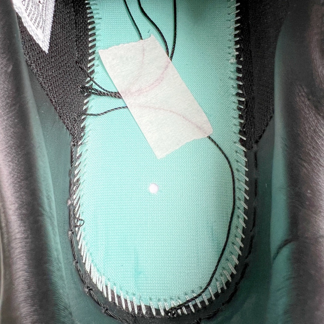 图片[10]-＃G版纯原 TIFFANY & CO. X NK Air Force1 Low \\\”1837\\\” 蒂芙尼联名空军一号潮流复古低帮板鞋 黑绿 货号：DZ1382-001 鞋面材质采用牛皮革打造 亚光黑色的效果表现出十足的高级感 除了视觉之外 上手的感觉也表现出与常规鞋款完全不同的感觉 同样采用牛皮革材质的还有Air Force 1 系列标配的鞋带扣 Tiffany & Co. 925 银鞋带扣则需要单独购买 有一说一这一点可能会让不少玩家吐槽 但是毕竟这双鞋的发售价格几乎是奢侈品联明里最低的了 故此也能理解 侧身 Swoosh 标志作为整双鞋的高光之处 采用 Tiffany & Co. 标志性蓝色装点 与酷黑鞋身形成鲜明对比 鞋舌位置依旧是带有牛皮革标签 银白色 Tiffany 字样点缀 凸显联名身份 鞋舌位置依旧是带有牛皮革标签 银白色 Tiffany 字样点缀 凸显联名身份 皮质 Tiffany & Co. 蓝色鞋垫整体还是比较厚实的 同时具备不错的舒适度 最后外底点缀两块 Tiffany & Co. 蓝色 NK与 Tiffany & Co. 完成了整双鞋的全部鞋身设计 除此以外 就是额外配置的三副鞋带以及特殊衬纸以及 Tiffany & Co. 蓝色鞋盒 尺码：35.5 36 36.5 37.5 38 38.5 39 40 40.5 41 42 42.5 43 44 44.5 45 46 47.5-选品中心