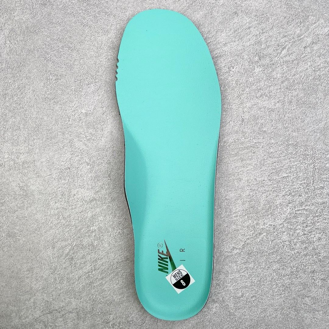 图片[18]-＃G版纯原 TIFFANY & CO. X NK Air Force1 Low \\\”1837\\\” 蒂芙尼联名空军一号潮流复古低帮板鞋 黑绿 货号：DZ1382-001 鞋面材质采用牛皮革打造 亚光黑色的效果表现出十足的高级感 除了视觉之外 上手的感觉也表现出与常规鞋款完全不同的感觉 同样采用牛皮革材质的还有Air Force 1 系列标配的鞋带扣 Tiffany & Co. 925 银鞋带扣则需要单独购买 有一说一这一点可能会让不少玩家吐槽 但是毕竟这双鞋的发售价格几乎是奢侈品联明里最低的了 故此也能理解 侧身 Swoosh 标志作为整双鞋的高光之处 采用 Tiffany & Co. 标志性蓝色装点 与酷黑鞋身形成鲜明对比 鞋舌位置依旧是带有牛皮革标签 银白色 Tiffany 字样点缀 凸显联名身份 鞋舌位置依旧是带有牛皮革标签 银白色 Tiffany 字样点缀 凸显联名身份 皮质 Tiffany & Co. 蓝色鞋垫整体还是比较厚实的 同时具备不错的舒适度 最后外底点缀两块 Tiffany & Co. 蓝色 NK与 Tiffany & Co. 完成了整双鞋的全部鞋身设计 除此以外 就是额外配置的三副鞋带以及特殊衬纸以及 Tiffany & Co. 蓝色鞋盒 尺码：35.5 36 36.5 37.5 38 38.5 39 40 40.5 41 42 42.5 43 44 44.5 45 46 47.5-选品中心