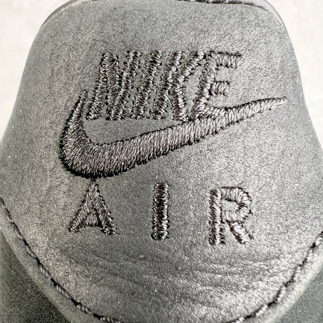 图片[14]-＃G版纯原 TIFFANY & CO. X NK Air Force1 Low \\\”1837\\\” 蒂芙尼联名空军一号潮流复古低帮板鞋 黑绿 货号：DZ1382-001 鞋面材质采用牛皮革打造 亚光黑色的效果表现出十足的高级感 除了视觉之外 上手的感觉也表现出与常规鞋款完全不同的感觉 同样采用牛皮革材质的还有Air Force 1 系列标配的鞋带扣 Tiffany & Co. 925 银鞋带扣则需要单独购买 有一说一这一点可能会让不少玩家吐槽 但是毕竟这双鞋的发售价格几乎是奢侈品联明里最低的了 故此也能理解 侧身 Swoosh 标志作为整双鞋的高光之处 采用 Tiffany & Co. 标志性蓝色装点 与酷黑鞋身形成鲜明对比 鞋舌位置依旧是带有牛皮革标签 银白色 Tiffany 字样点缀 凸显联名身份 鞋舌位置依旧是带有牛皮革标签 银白色 Tiffany 字样点缀 凸显联名身份 皮质 Tiffany & Co. 蓝色鞋垫整体还是比较厚实的 同时具备不错的舒适度 最后外底点缀两块 Tiffany & Co. 蓝色 NK与 Tiffany & Co. 完成了整双鞋的全部鞋身设计 除此以外 就是额外配置的三副鞋带以及特殊衬纸以及 Tiffany & Co. 蓝色鞋盒 尺码：35.5 36 36.5 37.5 38 38.5 39 40 40.5 41 42 42.5 43 44 44.5 45 46 47.5-选品中心