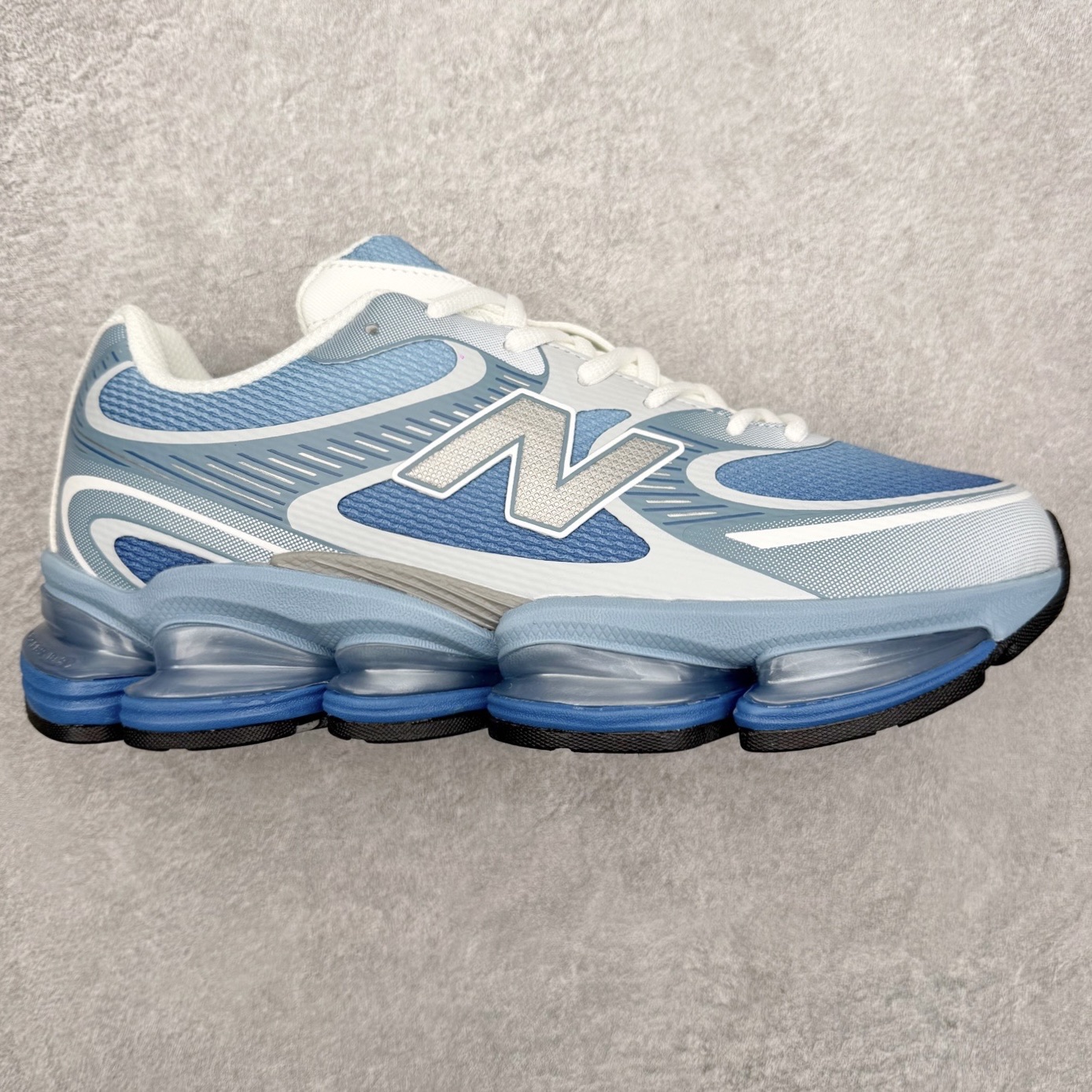 New Balance NB2000 舒适百搭防滑耐磨低帮 休闲跑步鞋 New Balance 在近两年的球鞋市场屡出奇招，在经典鞋型保持进一步增长的同时，推出的每一款新鞋型也都有傲人的战绩。在 327、9060 等鞋型获得成功之后，今天 New Balance 家族又迎来了新鲜血液的注入。这双 New Balance 2000 依然是融合了新旧元素的跑鞋造型，命名为 2000，或许是它的设计理念有着 Y2K 的血统。最大的亮点，在于这双鞋的中底。外侧以五个 ABZORB 单元，带来极具辨识度和冲击力的视觉效果，让这双鞋在外观和脚感方面都颇具吸引力。尺码：36 37 37.5 38 38.5 39 40 40.5 41 42 42.5 43 44 45 46-选品中心