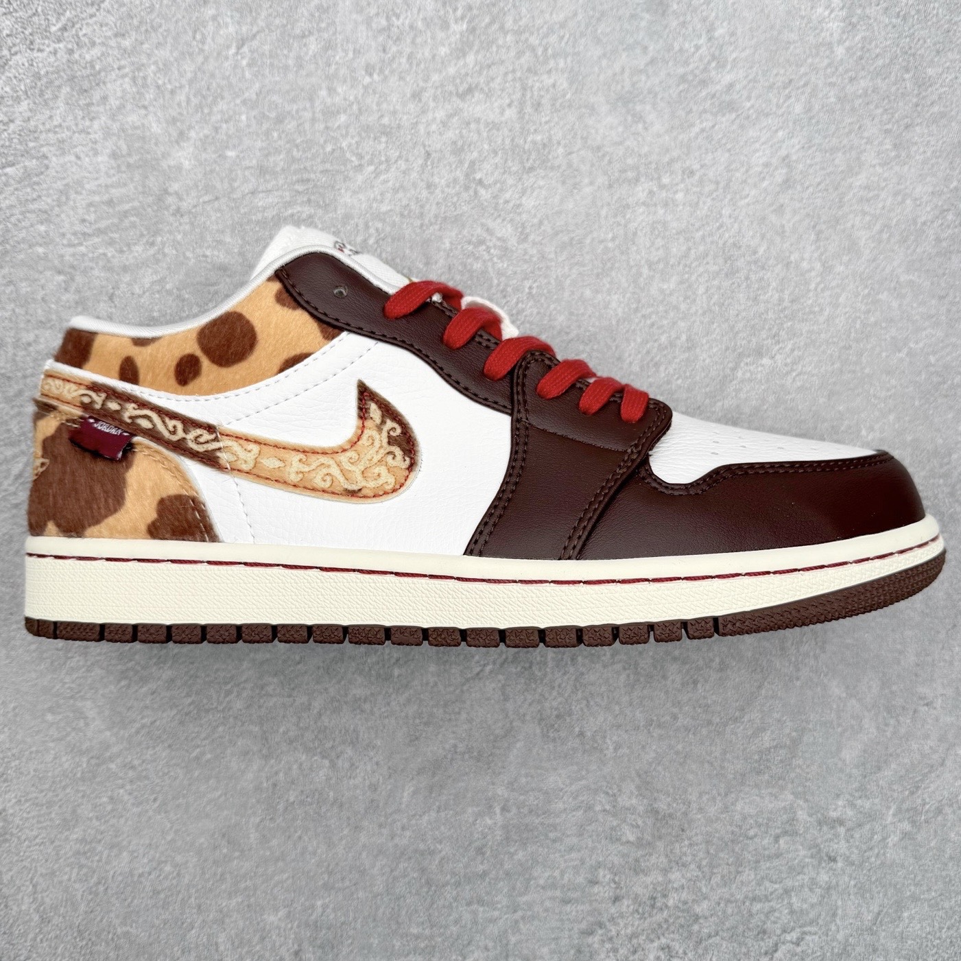 Air Jordan AJ1 Low OG 低帮 IQ5321-121 全新流水线出品 DT版本唯一平替选择 市场第二梯队最强版 全部原鞋开发 原楦原纸板开发 全鞋电脑针车 原厂内置全掌气垫 原盒内在原标 唯一Zp原版鞋带绑法 免检产品 全新2022版型 全头层皮料 完美零毛边处理 原厂配置全掌气垫 价格定位良心 几十个配色陆续出货 实拍调校N版已经零色差零失真 百分百还原实物色彩所见即所得 不存在货不对板色差等低级问题 选购参考实物拍摄 不混卖不参货 只用心做好货严格选品 承诺混一赔十 尺码：36 36.5 37.5 38 38.5 39 40 40.5 41 42 42.5 43 44 44.5 45-选品中心