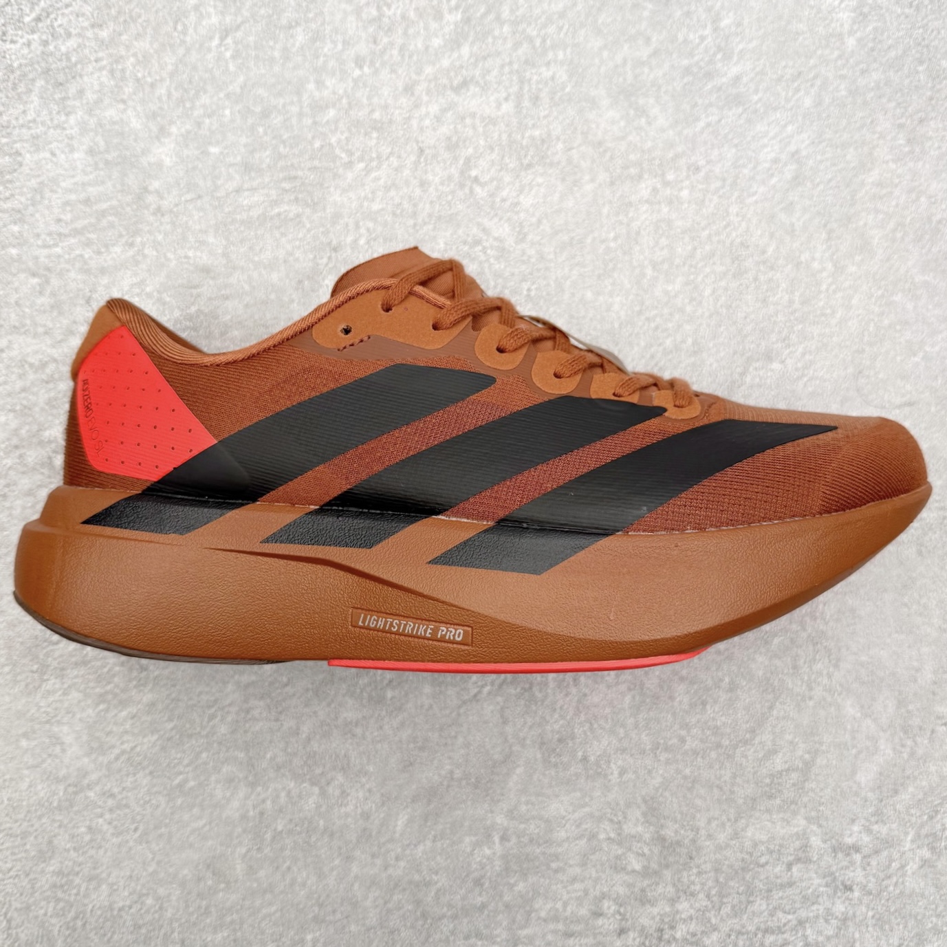 AD Adizero EVO SL 马拉松竞速专业跑鞋 CELERMESH针织网面非常轻薄 纤维间的缝隙很大 可以保证跑步时的透气、排汗效果 鞋舌直接与两侧的内衬和鞋底连接在一起 在跑步过程中不会被鞋舌的左右移动所困扰 在标准鞋带孔的基础上再拓宽一组鞋带孔 适合不同脚型的需求 突破性 EnergyRods 技术，有助于跑者实现更好的成绩 中底独特的LIGHTSTRIKE PRO泡棉材质 微弹感觉在跑步过程中给予了良好的支撑体验 对于顶级精英和高水平进阶跑者来说 ADIOS PRO是一双值得信赖的竞速比赛用鞋 尺码：36 36.5 37.5 38 38.5 39 40 40.5 41 42 42.5 43 44 44.5 45-选品中心