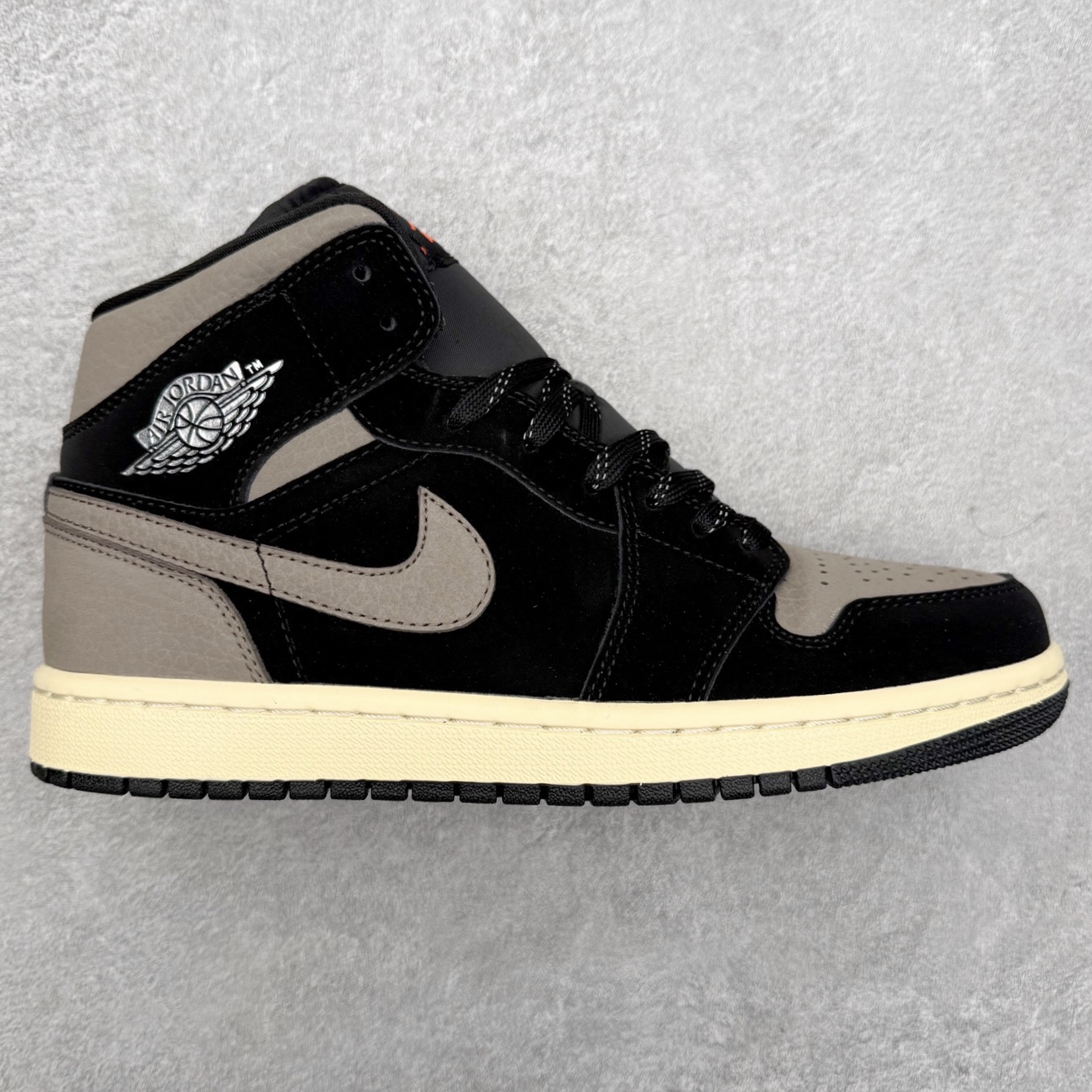 ＃K版 Air Jordan AJ1 Mid 中帮 IB7110-002 原厂内置全掌气垫 A模大底 头层小牛皮 鞋舌AJ原厂专用牛津布+AJ专用反口珍珠布+原厂无杂质高弹内里海棉 特殊封边弹力鞋带 全网唯一头层牛皮 原鞋开模 拒绝公底 购置公司同步原材料 原汁原味 忠于原版‼️尺码：36 36.5 37.5 38 38.5 39 40 40.5 41 42 42.5 43 44 44.5 45 46 47.5-选品中心