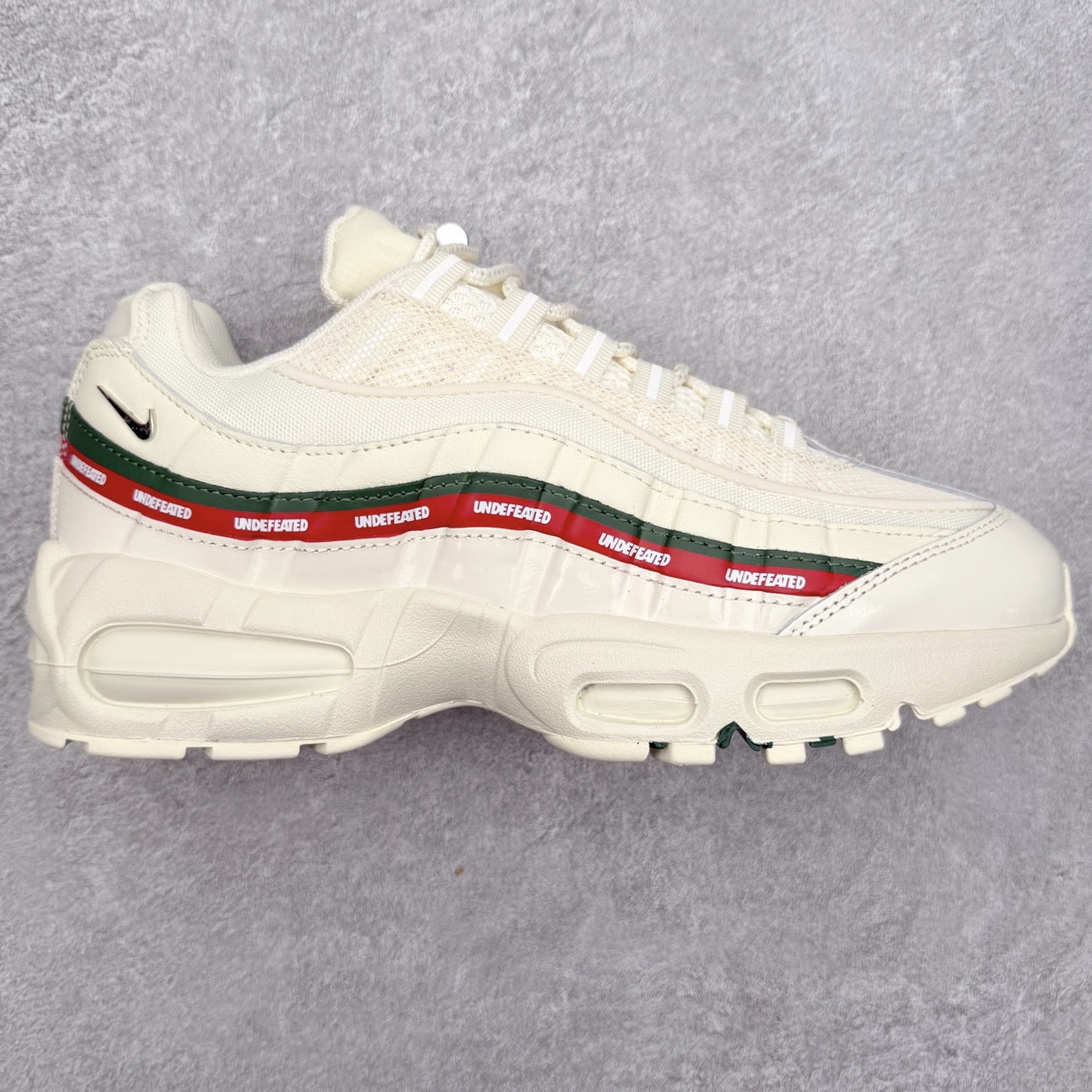 ＃纯原 UNDEFEATED x NK Air Max 95 OG Big Bubble 舒适贴合跑步鞋 联名米白 IB4453-100 经典重温 外单专供大厂出品 品质稳定 一百余色 终端操作 鞋款设计灵感源于人体构造 中底设计基于人体的脊柱构造 是整体设计的核心 尼龙孔眼代表了肋骨 而分层式面板和网眼象征着肌肉纤维和肉体组织 Air Max 95采用了两个独立的吹塑成型的Air-Sole单元 并首次在前掌使用可视化气垫设计 Swoosh logo夜当作一个 点符号放在了鞋子的后帮位置 20年的发展让 AIR MAX 95有了不同的故事 20年后再度面向世人的时候 焕然一新的面貌 让人有了另外一种清新脱俗的感觉 尺码：36 36.5 37.5 38 38.5 39 40 40.5 41 42 42.5 43 44 44.5 45 46 47.5-选品中心
