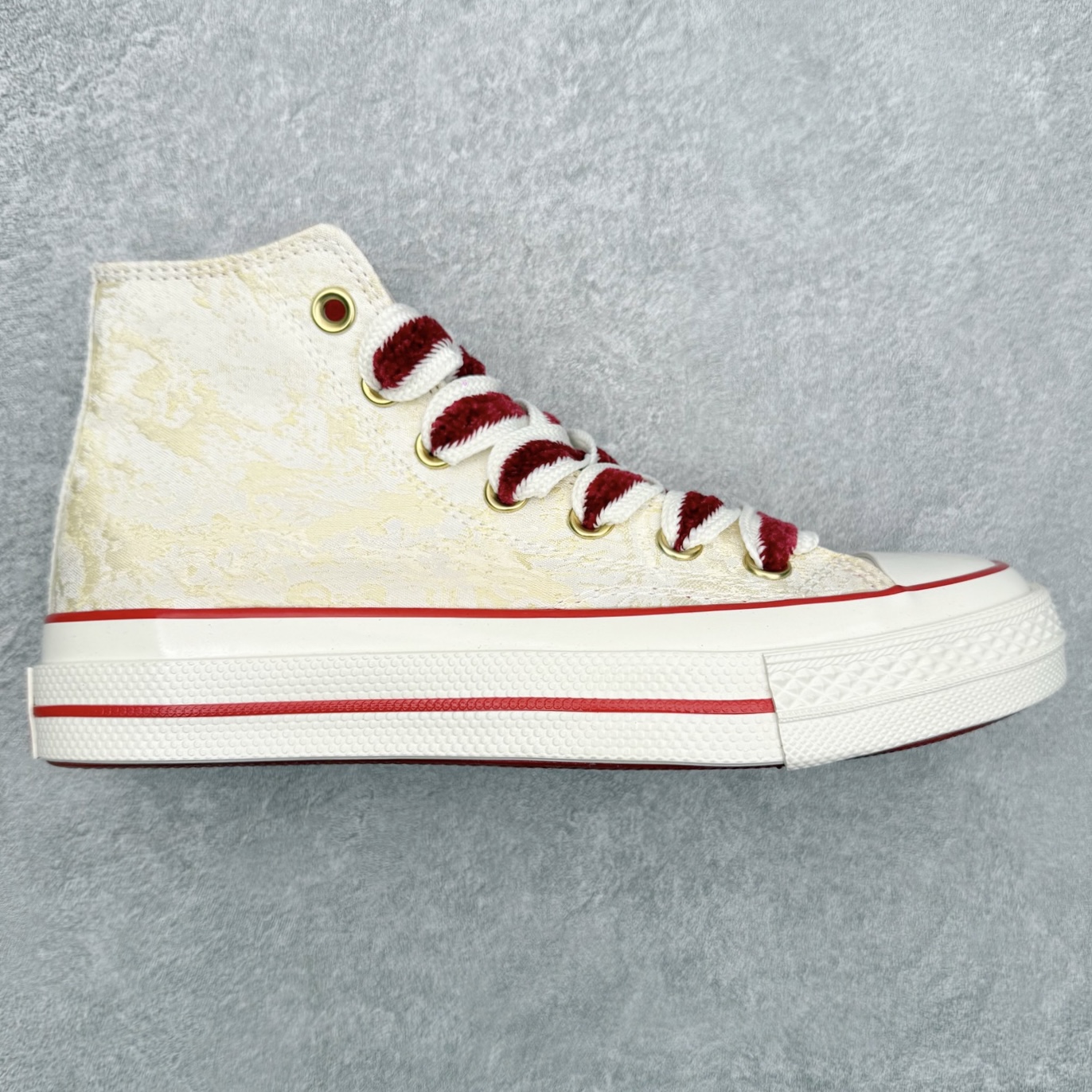 CONVERSE | 1970s 🐍鸿运当头 匡威蛇年生肖限定款‼️ 真的是细节满满的鞋子 不仅新年可以穿 日常穿也嗷嗷好看 1970s真的是经典 金色蛇纹纹理贵气十足 再有红色星星加持 年味就来啦 颜值和实用性双双在线 货号：A13348C 尺码：35-44（36.5 37.5 39.5 41.5 42.5）-选品中心