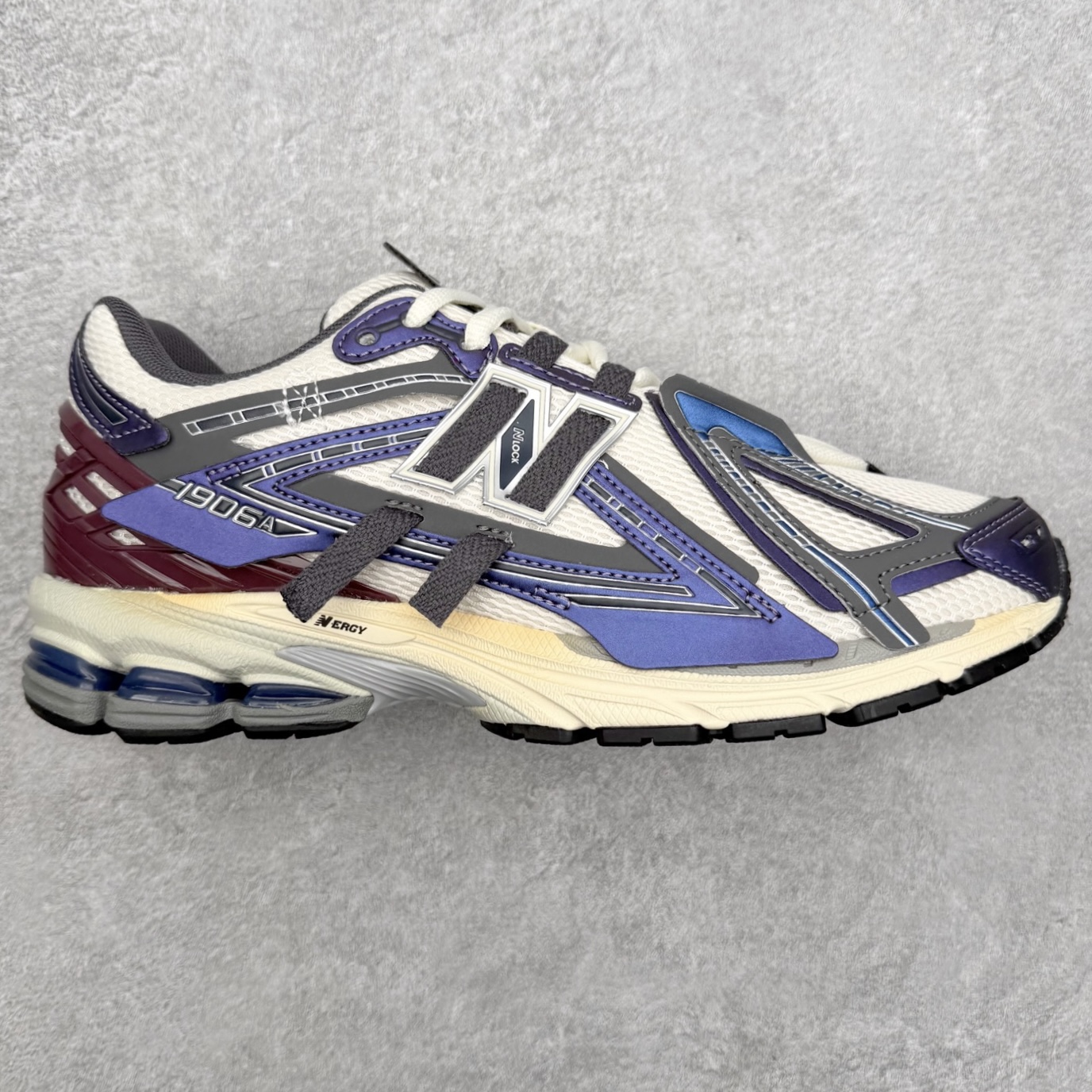 New Balance M1906R NB新百伦系列复古老爹风休闲运动慢跑鞋 日韩出口特供订单 全网最全配色 配套商长期套现长期补货 全新货品 正常出厂触屏不到的单价 超级跑量款 全套原楦原纸板原厂数据开发 进口三明治网面 原装进口翻毛皮料正确绒感卡色 正确中底拉帮中底网布细节 采用轻质牛剖革拼接透气网眼衬垫织物鞋面材质 T-Beam大底提供足步弓支撑 保持步态稳定 后跟搭载外露缓震胶 鞋身整体以各种深浅不一的灰色覆盖 鞋头以淡蓝色调装饰 网眼衬垫通过不规律的色块实现做旧的美感 泛黄的鞋底更是进一步增添了复古气息 尺码：36 37 37.5 38 38.5 39.5 40 40.5 41.5 42 42.5 43 44 45-选品中心