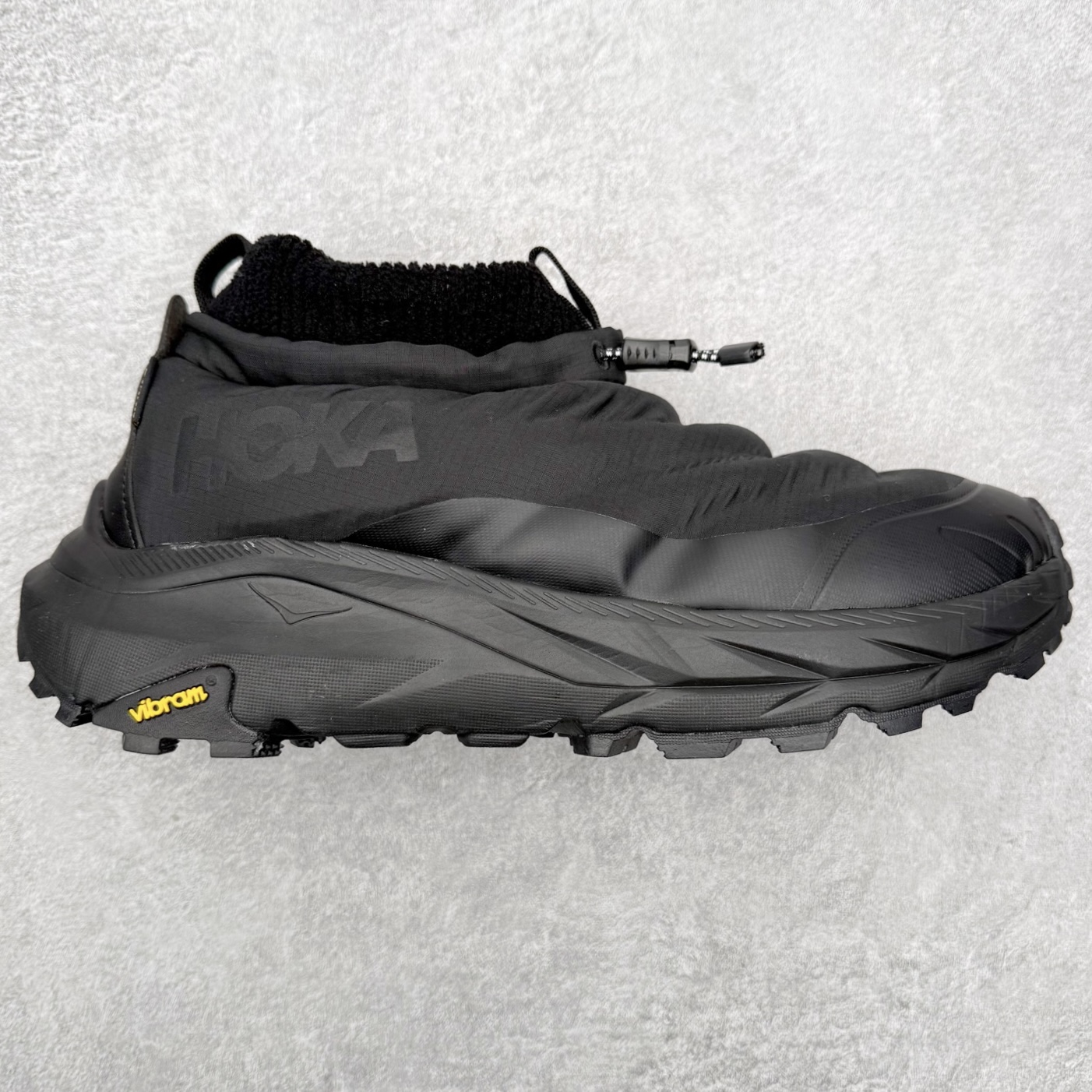 HOKA ONE ONE Kaha 2 Frost Moc GTX 舒适耐用 防滑保暖 高帮 徒步鞋 HOKA ONE ONE是来自美国的跑步鞋知名品牌，创立于2009年，始终致力于为所有跑者提供更新、更好的跑步装备。相比常规跑鞋，HOKA ONE ONE特别研发使用性能独特的几何形跑鞋中底，此种鞋底更厚、更高、回弹性也更好，除了卓越的缓冲性能，它还能內各种阶段的跑者带来更具动感、更加稳定的跑步体验。HOKAONE ONE从设计之初就清楚意识到，要保证跑者步幅的均匀一致，双脚自然而然的运动至关重要。尺码：36 36.5 37.5 38 38.5 39 40 40.5 41 42 42.5 43 44 44.5 45-选品中心