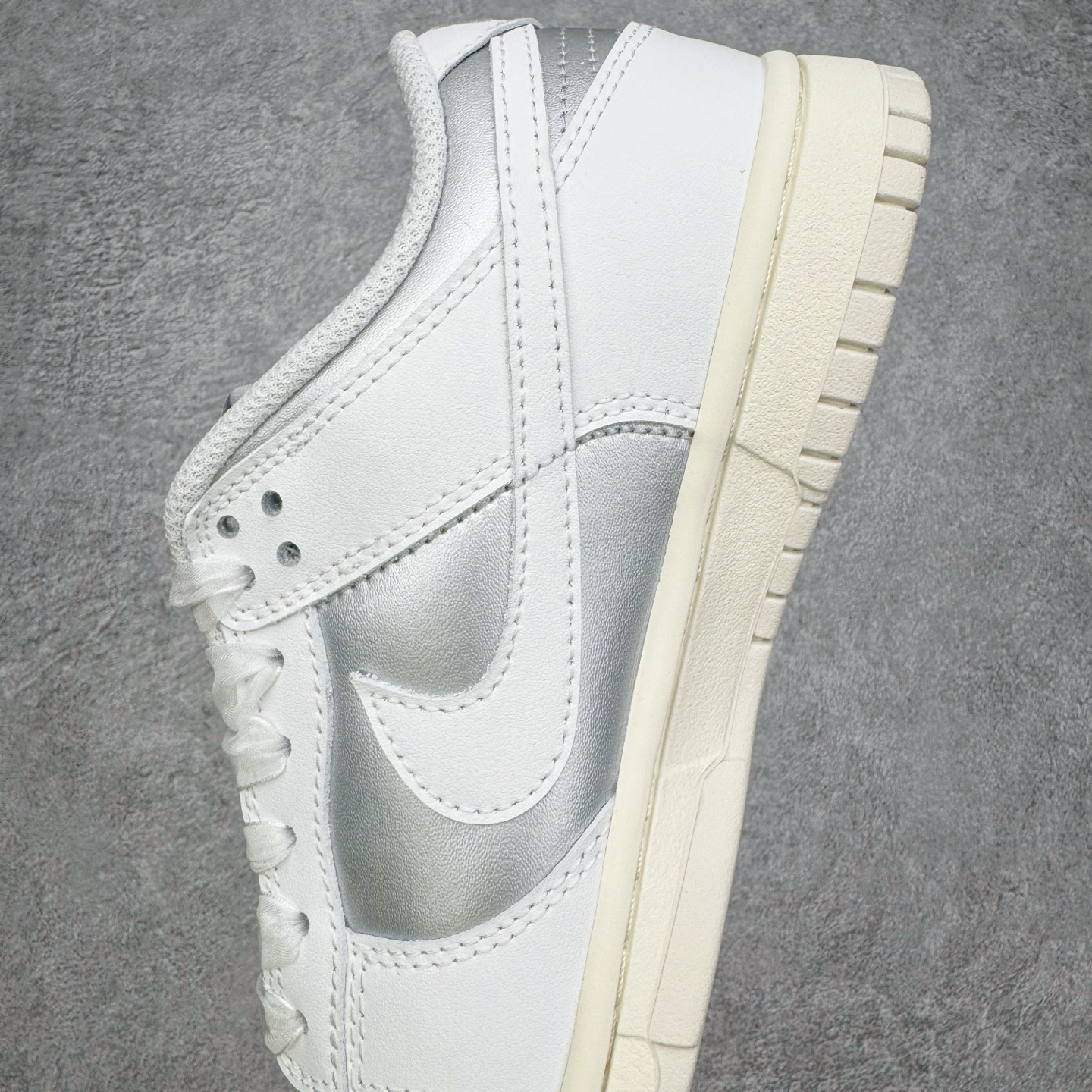 图片[7]-＃YC纯原 NK Dunk Low 卡其豹纹 IM6687-262 实力大厂出品 新配色陆续开发 利润个位数只为口碑 全套原纸板楦头开发 确保原汁原味 完美呈现DUNK版型 一比一鞋头弧度高度鞋身弧度 此版本只针对中端市场 皮料材质有所更替 其他数据细节工艺流程均保持一致 绝不口嗨 细节品控鞋型随意对比 独家私模官方第六代原厂航空铝磨具打磨大底 鞋头坡度极致还原 无解鞋型 原盒原配 圈内天花板工艺 原厂玻璃冲刀 超高清洁度 全鞋零毛边皮料切割 原厂中底布点胶 中底布拉帮走线遵循公司 尺码：36 36.5 37.5 38 38.5 39 40 40.5 41 42 42.5 43 44 44.5 45 46-选品中心