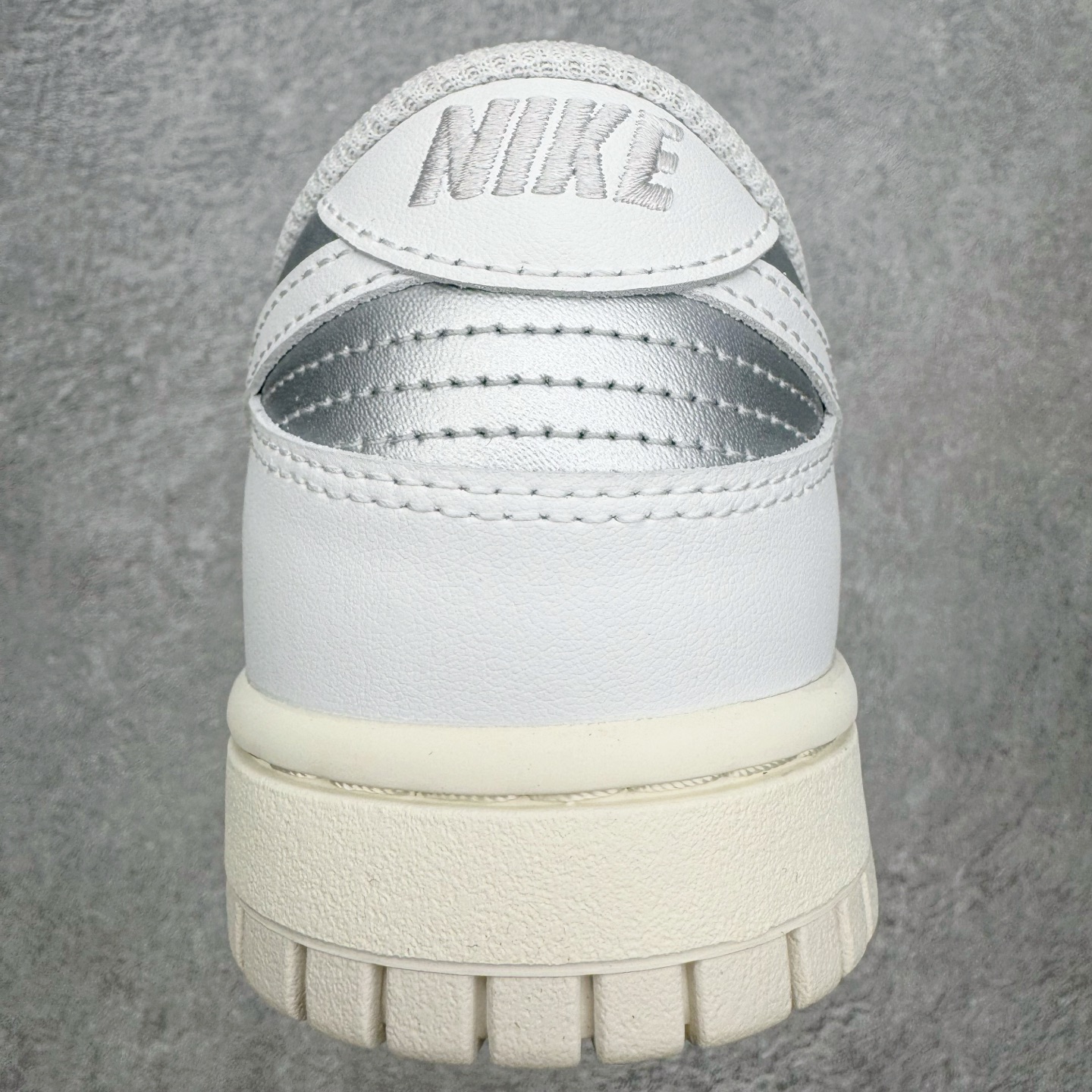 图片[8]-＃YC纯原 NK Dunk Low 卡其豹纹 IM6687-262 实力大厂出品 新配色陆续开发 利润个位数只为口碑 全套原纸板楦头开发 确保原汁原味 完美呈现DUNK版型 一比一鞋头弧度高度鞋身弧度 此版本只针对中端市场 皮料材质有所更替 其他数据细节工艺流程均保持一致 绝不口嗨 细节品控鞋型随意对比 独家私模官方第六代原厂航空铝磨具打磨大底 鞋头坡度极致还原 无解鞋型 原盒原配 圈内天花板工艺 原厂玻璃冲刀 超高清洁度 全鞋零毛边皮料切割 原厂中底布点胶 中底布拉帮走线遵循公司 尺码：36 36.5 37.5 38 38.5 39 40 40.5 41 42 42.5 43 44 44.5 45 46-选品中心