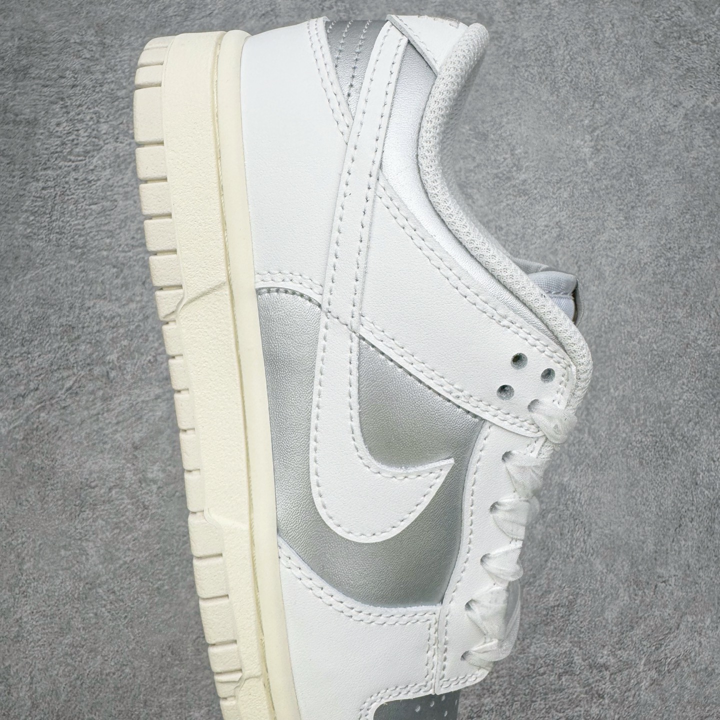 图片[6]-＃YC纯原 NK Dunk Low 卡其豹纹 IM6687-262 实力大厂出品 新配色陆续开发 利润个位数只为口碑 全套原纸板楦头开发 确保原汁原味 完美呈现DUNK版型 一比一鞋头弧度高度鞋身弧度 此版本只针对中端市场 皮料材质有所更替 其他数据细节工艺流程均保持一致 绝不口嗨 细节品控鞋型随意对比 独家私模官方第六代原厂航空铝磨具打磨大底 鞋头坡度极致还原 无解鞋型 原盒原配 圈内天花板工艺 原厂玻璃冲刀 超高清洁度 全鞋零毛边皮料切割 原厂中底布点胶 中底布拉帮走线遵循公司 尺码：36 36.5 37.5 38 38.5 39 40 40.5 41 42 42.5 43 44 44.5 45 46-选品中心