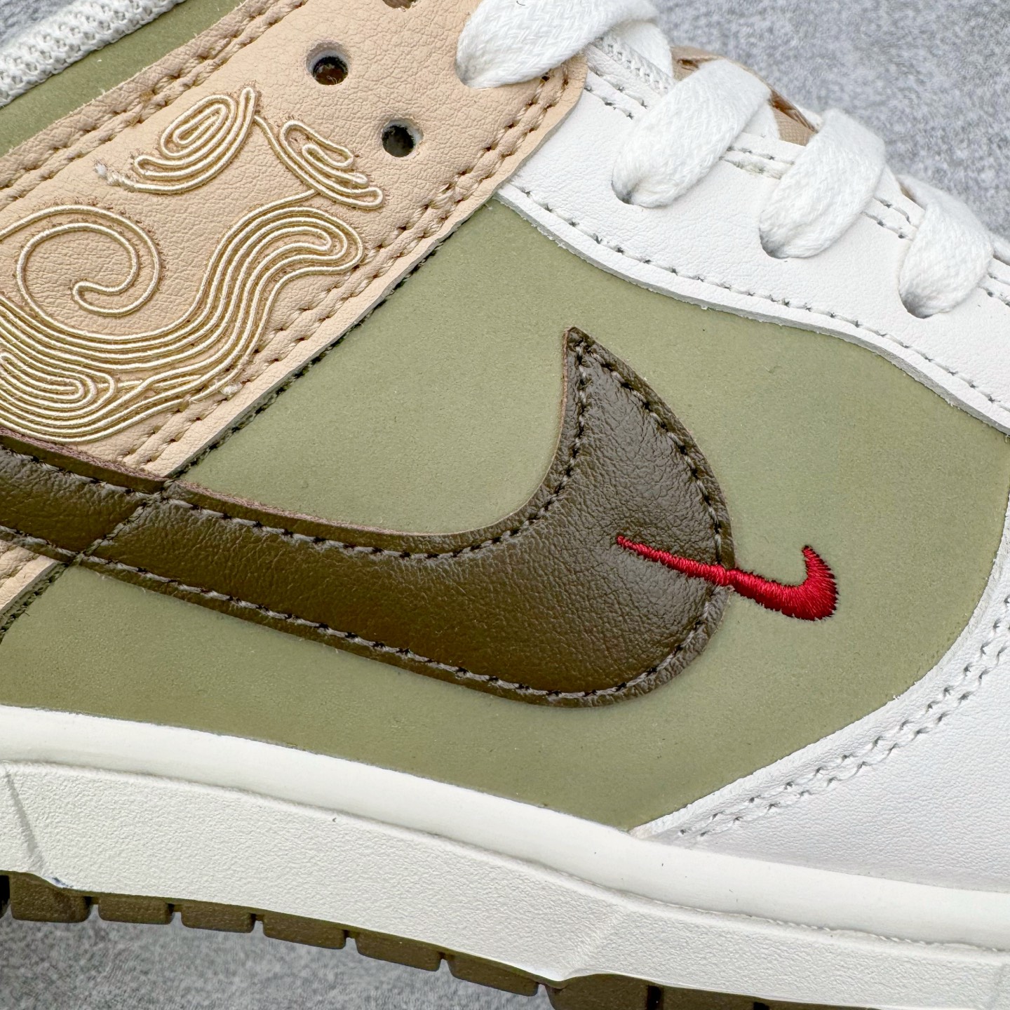 图片[12]-NK Dunk Pegasus Pack CNY 马年限定 舒适贴合 低帮 板鞋 男女同款 米褐色 IQ1118-220 实力大厂出品 新配色陆续开发 利润个位数只为口碑 全套原纸板楦头开发 确保原汁原味 完美呈现DUNK版型 一比一鞋头弧度高度鞋身弧度 此版本只针对中端市场 皮料材质有所更替 其他数据细节工艺流程均保持一致 绝不口嗨 细节品控鞋型随意对比 独家私模官方第六代原厂航空铝磨具打磨大底 鞋头坡度极致还原 无解鞋型 原盒原配 圈内天花板工艺 原厂玻璃冲刀 超高清洁度 全鞋零毛边皮料切割 原厂中底布点胶 中底布拉帮走线遵循公司 尺码：36 36.5 37.5 38 38.5 39 40 40.5 41 42 42.5 43 44 44.5 45 46-选品中心