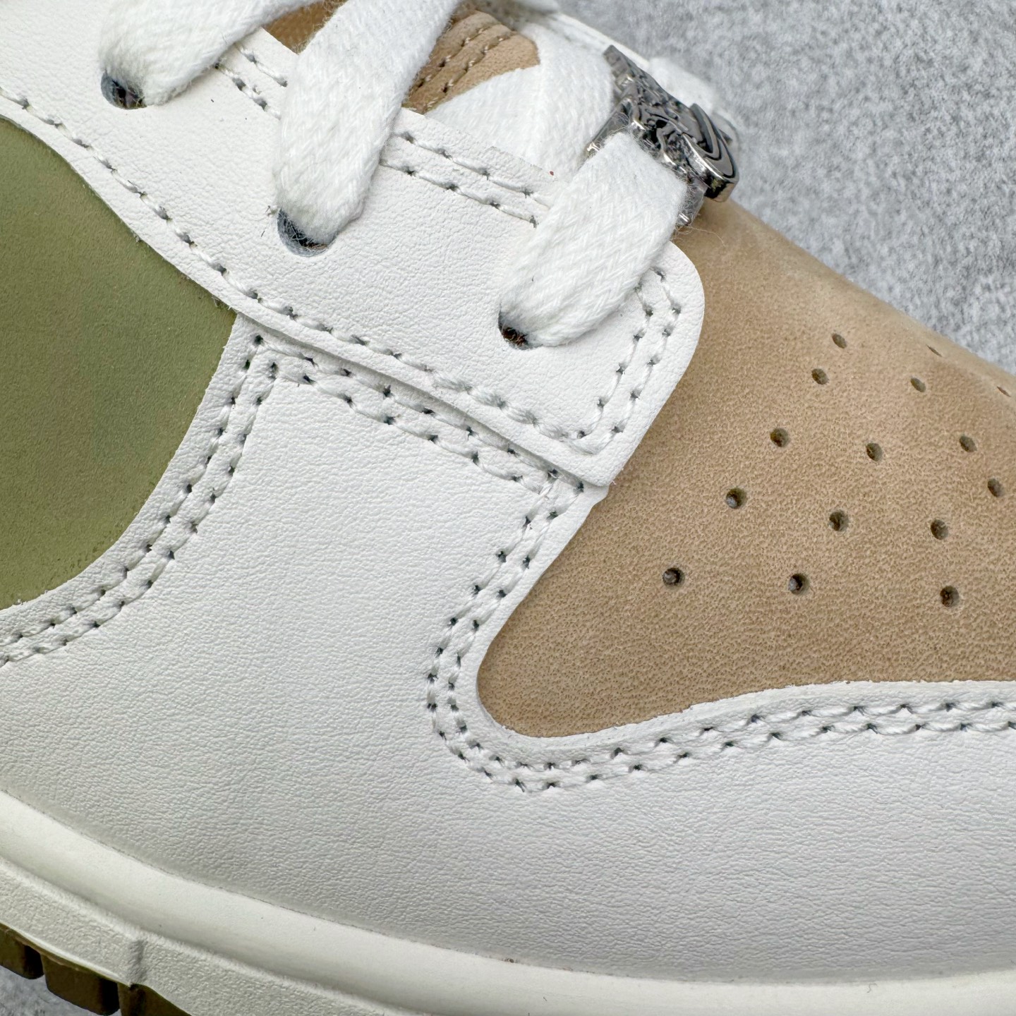 图片[11]-NK Dunk Pegasus Pack CNY 马年限定 舒适贴合 低帮 板鞋 男女同款 米褐色 IQ1118-220 实力大厂出品 新配色陆续开发 利润个位数只为口碑 全套原纸板楦头开发 确保原汁原味 完美呈现DUNK版型 一比一鞋头弧度高度鞋身弧度 此版本只针对中端市场 皮料材质有所更替 其他数据细节工艺流程均保持一致 绝不口嗨 细节品控鞋型随意对比 独家私模官方第六代原厂航空铝磨具打磨大底 鞋头坡度极致还原 无解鞋型 原盒原配 圈内天花板工艺 原厂玻璃冲刀 超高清洁度 全鞋零毛边皮料切割 原厂中底布点胶 中底布拉帮走线遵循公司 尺码：36 36.5 37.5 38 38.5 39 40 40.5 41 42 42.5 43 44 44.5 45 46-选品中心