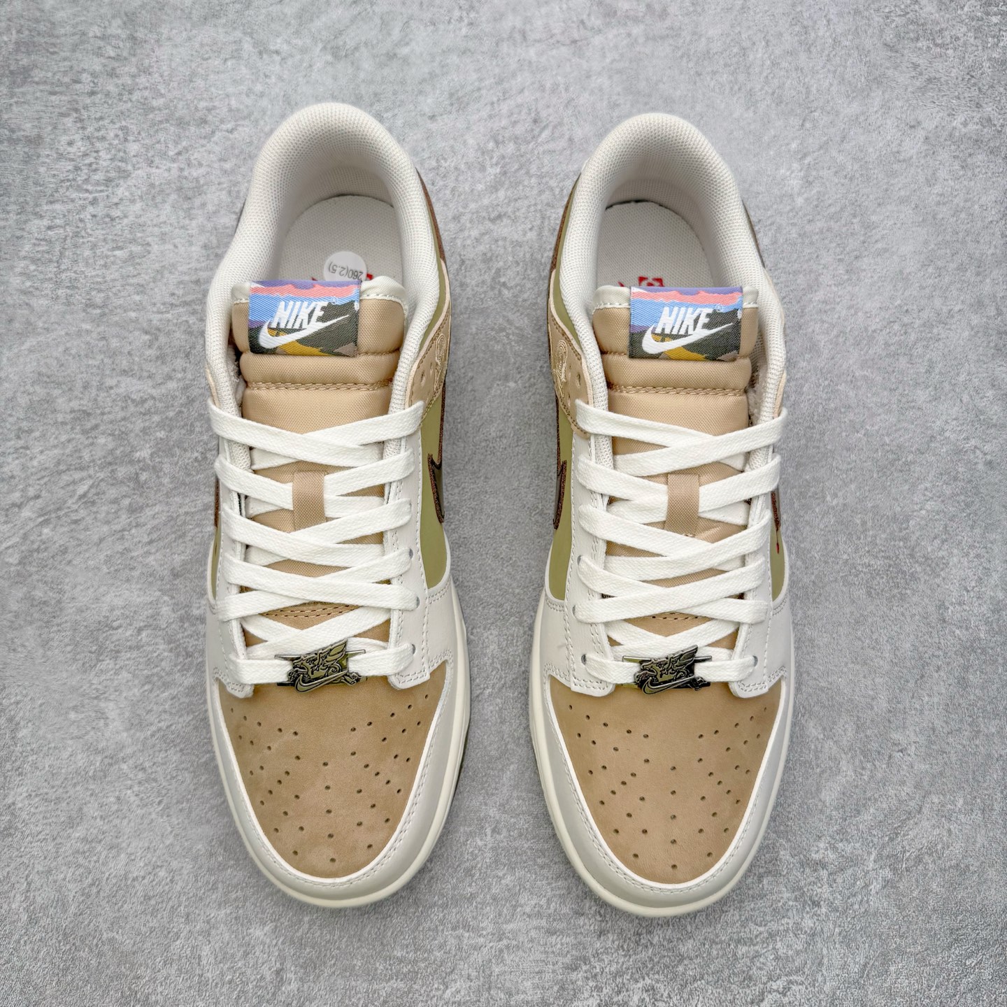 图片[2]-NK Dunk Pegasus Pack CNY 马年限定 舒适贴合 低帮 板鞋 男女同款 米褐色 IQ1118-220 实力大厂出品 新配色陆续开发 利润个位数只为口碑 全套原纸板楦头开发 确保原汁原味 完美呈现DUNK版型 一比一鞋头弧度高度鞋身弧度 此版本只针对中端市场 皮料材质有所更替 其他数据细节工艺流程均保持一致 绝不口嗨 细节品控鞋型随意对比 独家私模官方第六代原厂航空铝磨具打磨大底 鞋头坡度极致还原 无解鞋型 原盒原配 圈内天花板工艺 原厂玻璃冲刀 超高清洁度 全鞋零毛边皮料切割 原厂中底布点胶 中底布拉帮走线遵循公司 尺码：36 36.5 37.5 38 38.5 39 40 40.5 41 42 42.5 43 44 44.5 45 46-选品中心