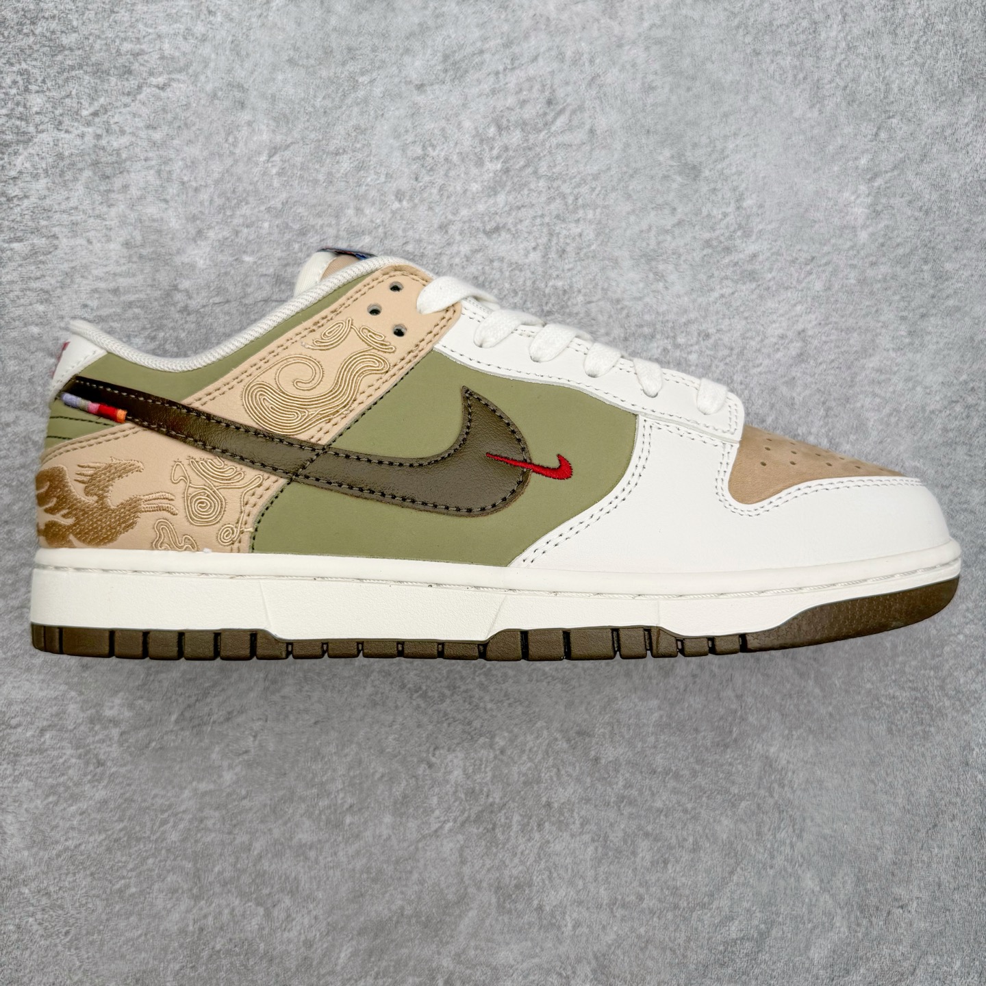 NK Dunk Pegasus Pack CNY 马年限定 舒适贴合 低帮 板鞋 男女同款 米褐色 IQ1118-220 实力大厂出品 新配色陆续开发 利润个位数只为口碑 全套原纸板楦头开发 确保原汁原味 完美呈现DUNK版型 一比一鞋头弧度高度鞋身弧度 此版本只针对中端市场 皮料材质有所更替 其他数据细节工艺流程均保持一致 绝不口嗨 细节品控鞋型随意对比 独家私模官方第六代原厂航空铝磨具打磨大底 鞋头坡度极致还原 无解鞋型 原盒原配 圈内天花板工艺 原厂玻璃冲刀 超高清洁度 全鞋零毛边皮料切割 原厂中底布点胶 中底布拉帮走线遵循公司 尺码：36 36.5 37.5 38 38.5 39 40 40.5 41 42 42.5 43 44 44.5 45 46-选品中心