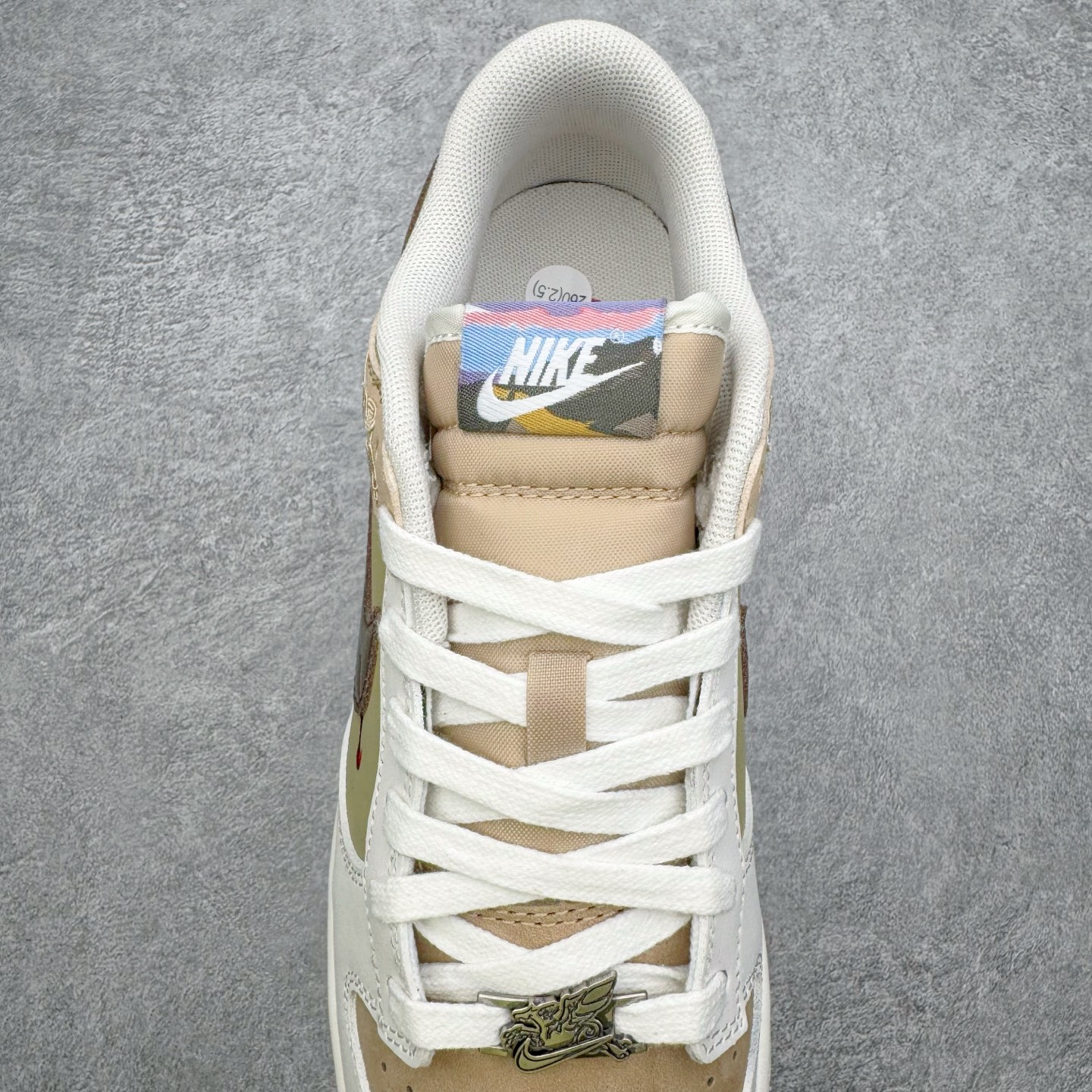 图片[5]-NK Dunk Pegasus Pack CNY 马年限定 舒适贴合 低帮 板鞋 男女同款 米褐色 IQ1118-220 实力大厂出品 新配色陆续开发 利润个位数只为口碑 全套原纸板楦头开发 确保原汁原味 完美呈现DUNK版型 一比一鞋头弧度高度鞋身弧度 此版本只针对中端市场 皮料材质有所更替 其他数据细节工艺流程均保持一致 绝不口嗨 细节品控鞋型随意对比 独家私模官方第六代原厂航空铝磨具打磨大底 鞋头坡度极致还原 无解鞋型 原盒原配 圈内天花板工艺 原厂玻璃冲刀 超高清洁度 全鞋零毛边皮料切割 原厂中底布点胶 中底布拉帮走线遵循公司 尺码：36 36.5 37.5 38 38.5 39 40 40.5 41 42 42.5 43 44 44.5 45 46-选品中心