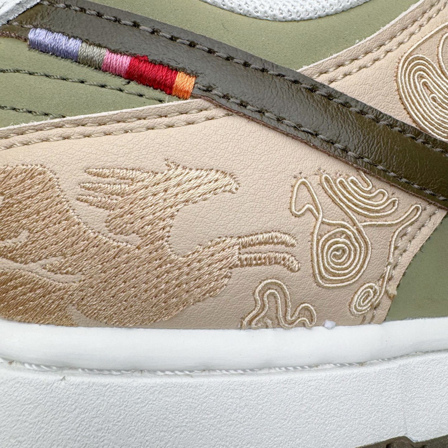 图片[13]-NK Dunk Pegasus Pack CNY 马年限定 舒适贴合 低帮 板鞋 男女同款 米褐色 IQ1118-220 实力大厂出品 新配色陆续开发 利润个位数只为口碑 全套原纸板楦头开发 确保原汁原味 完美呈现DUNK版型 一比一鞋头弧度高度鞋身弧度 此版本只针对中端市场 皮料材质有所更替 其他数据细节工艺流程均保持一致 绝不口嗨 细节品控鞋型随意对比 独家私模官方第六代原厂航空铝磨具打磨大底 鞋头坡度极致还原 无解鞋型 原盒原配 圈内天花板工艺 原厂玻璃冲刀 超高清洁度 全鞋零毛边皮料切割 原厂中底布点胶 中底布拉帮走线遵循公司 尺码：36 36.5 37.5 38 38.5 39 40 40.5 41 42 42.5 43 44 44.5 45 46-选品中心