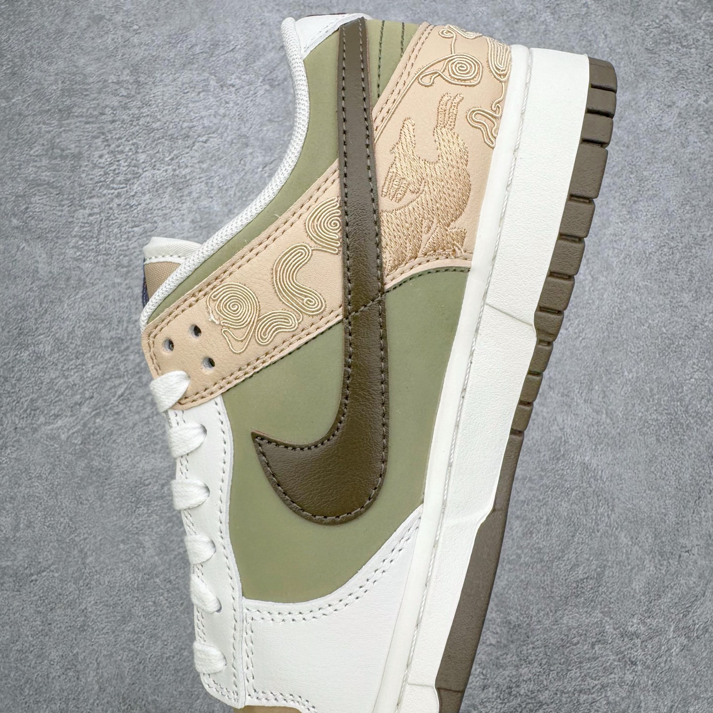 图片[7]-NK Dunk Pegasus Pack CNY 马年限定 舒适贴合 低帮 板鞋 男女同款 米褐色 IQ1118-220 实力大厂出品 新配色陆续开发 利润个位数只为口碑 全套原纸板楦头开发 确保原汁原味 完美呈现DUNK版型 一比一鞋头弧度高度鞋身弧度 此版本只针对中端市场 皮料材质有所更替 其他数据细节工艺流程均保持一致 绝不口嗨 细节品控鞋型随意对比 独家私模官方第六代原厂航空铝磨具打磨大底 鞋头坡度极致还原 无解鞋型 原盒原配 圈内天花板工艺 原厂玻璃冲刀 超高清洁度 全鞋零毛边皮料切割 原厂中底布点胶 中底布拉帮走线遵循公司 尺码：36 36.5 37.5 38 38.5 39 40 40.5 41 42 42.5 43 44 44.5 45 46-选品中心