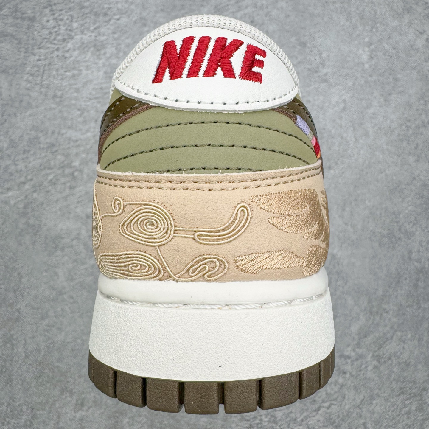 图片[8]-NK Dunk Pegasus Pack CNY 马年限定 舒适贴合 低帮 板鞋 男女同款 米褐色 IQ1118-220 实力大厂出品 新配色陆续开发 利润个位数只为口碑 全套原纸板楦头开发 确保原汁原味 完美呈现DUNK版型 一比一鞋头弧度高度鞋身弧度 此版本只针对中端市场 皮料材质有所更替 其他数据细节工艺流程均保持一致 绝不口嗨 细节品控鞋型随意对比 独家私模官方第六代原厂航空铝磨具打磨大底 鞋头坡度极致还原 无解鞋型 原盒原配 圈内天花板工艺 原厂玻璃冲刀 超高清洁度 全鞋零毛边皮料切割 原厂中底布点胶 中底布拉帮走线遵循公司 尺码：36 36.5 37.5 38 38.5 39 40 40.5 41 42 42.5 43 44 44.5 45 46-选品中心