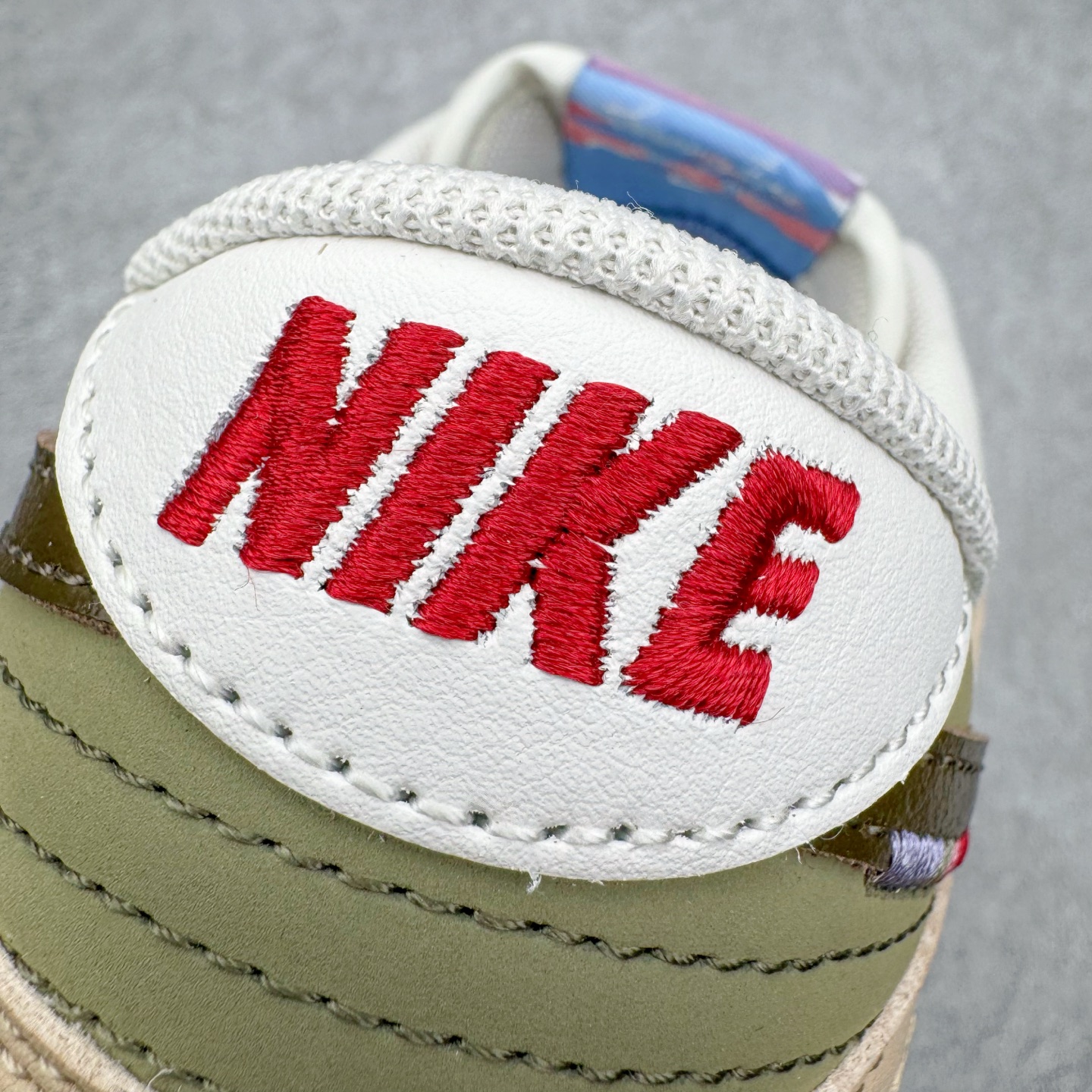 图片[15]-NK Dunk Pegasus Pack CNY 马年限定 舒适贴合 低帮 板鞋 男女同款 米褐色 IQ1118-220 实力大厂出品 新配色陆续开发 利润个位数只为口碑 全套原纸板楦头开发 确保原汁原味 完美呈现DUNK版型 一比一鞋头弧度高度鞋身弧度 此版本只针对中端市场 皮料材质有所更替 其他数据细节工艺流程均保持一致 绝不口嗨 细节品控鞋型随意对比 独家私模官方第六代原厂航空铝磨具打磨大底 鞋头坡度极致还原 无解鞋型 原盒原配 圈内天花板工艺 原厂玻璃冲刀 超高清洁度 全鞋零毛边皮料切割 原厂中底布点胶 中底布拉帮走线遵循公司 尺码：36 36.5 37.5 38 38.5 39 40 40.5 41 42 42.5 43 44 44.5 45 46-选品中心