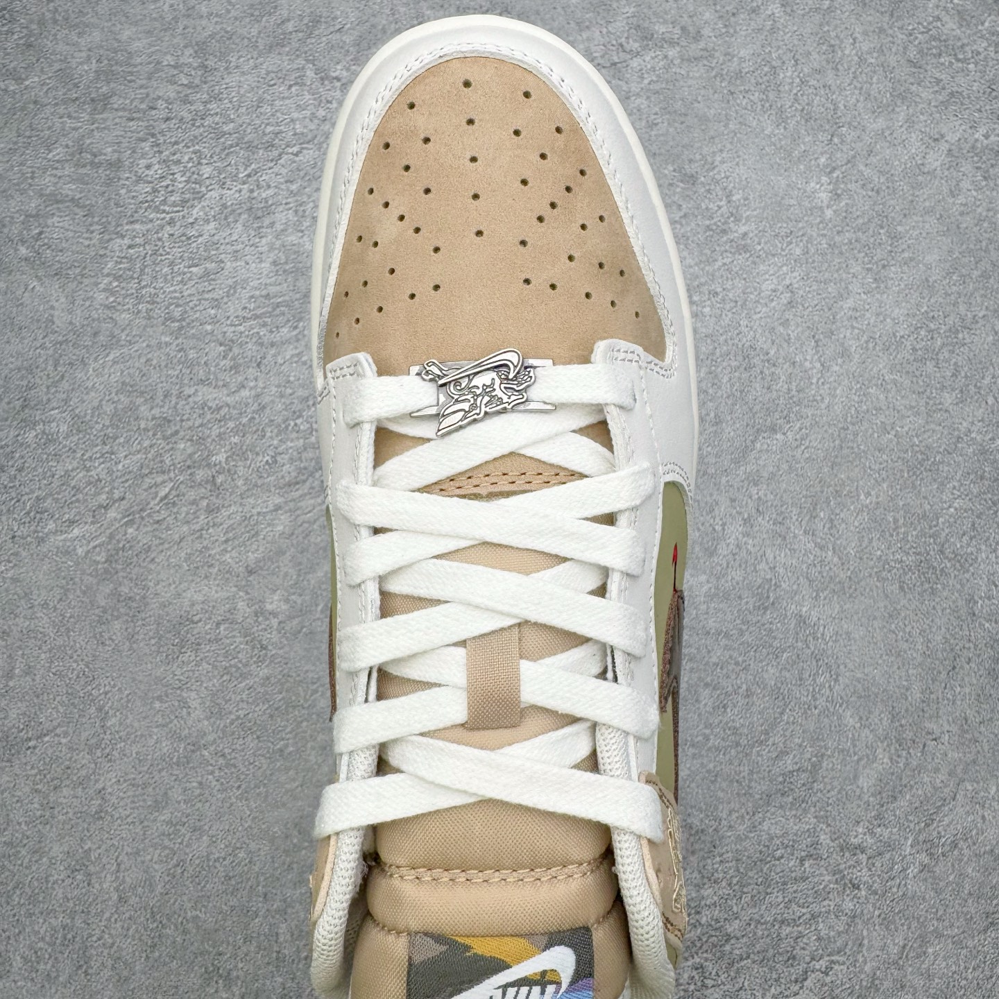 图片[4]-NK Dunk Pegasus Pack CNY 马年限定 舒适贴合 低帮 板鞋 男女同款 米褐色 IQ1118-220 实力大厂出品 新配色陆续开发 利润个位数只为口碑 全套原纸板楦头开发 确保原汁原味 完美呈现DUNK版型 一比一鞋头弧度高度鞋身弧度 此版本只针对中端市场 皮料材质有所更替 其他数据细节工艺流程均保持一致 绝不口嗨 细节品控鞋型随意对比 独家私模官方第六代原厂航空铝磨具打磨大底 鞋头坡度极致还原 无解鞋型 原盒原配 圈内天花板工艺 原厂玻璃冲刀 超高清洁度 全鞋零毛边皮料切割 原厂中底布点胶 中底布拉帮走线遵循公司 尺码：36 36.5 37.5 38 38.5 39 40 40.5 41 42 42.5 43 44 44.5 45 46-选品中心