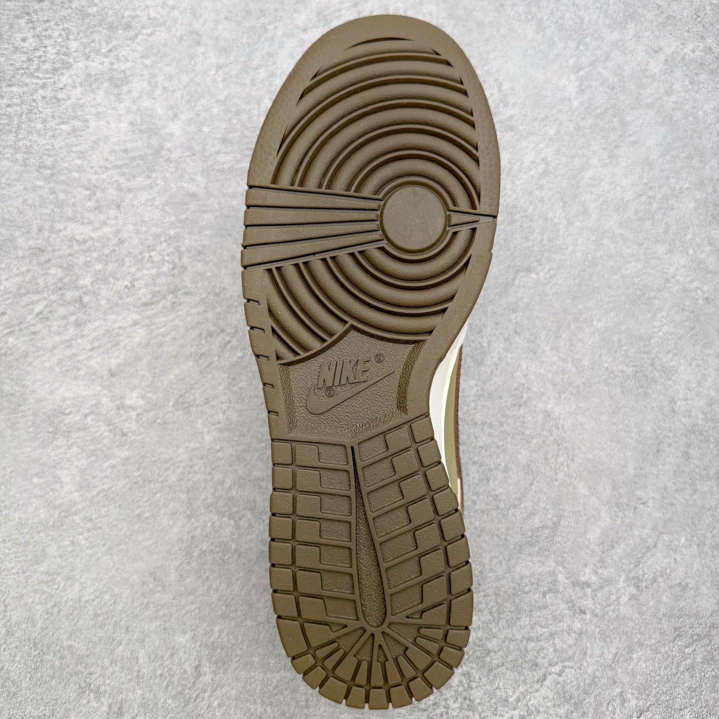 图片[9]-NK Dunk Pegasus Pack CNY 马年限定 舒适贴合 低帮 板鞋 男女同款 米褐色 IQ1118-220 实力大厂出品 新配色陆续开发 利润个位数只为口碑 全套原纸板楦头开发 确保原汁原味 完美呈现DUNK版型 一比一鞋头弧度高度鞋身弧度 此版本只针对中端市场 皮料材质有所更替 其他数据细节工艺流程均保持一致 绝不口嗨 细节品控鞋型随意对比 独家私模官方第六代原厂航空铝磨具打磨大底 鞋头坡度极致还原 无解鞋型 原盒原配 圈内天花板工艺 原厂玻璃冲刀 超高清洁度 全鞋零毛边皮料切割 原厂中底布点胶 中底布拉帮走线遵循公司 尺码：36 36.5 37.5 38 38.5 39 40 40.5 41 42 42.5 43 44 44.5 45 46-选品中心