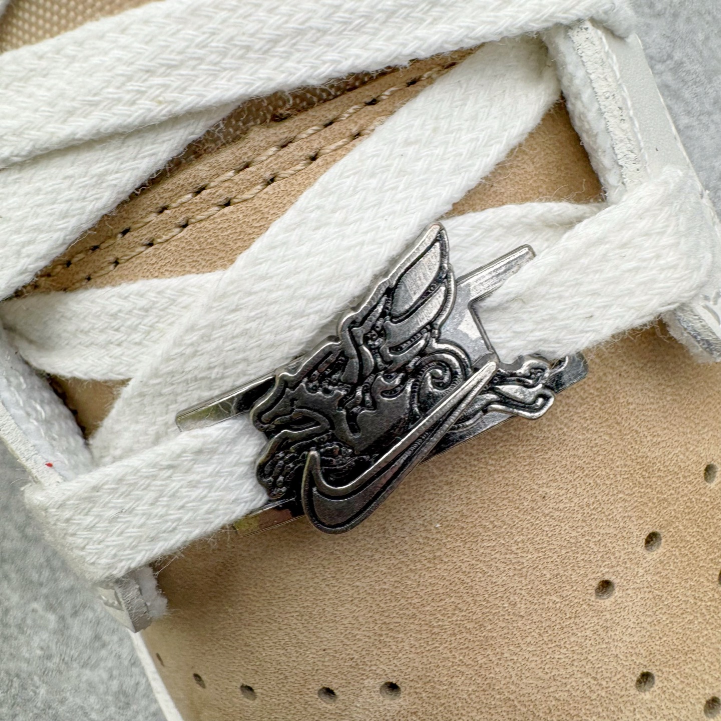 图片[17]-NK Dunk Pegasus Pack CNY 马年限定 舒适贴合 低帮 板鞋 男女同款 米褐色 IQ1118-220 实力大厂出品 新配色陆续开发 利润个位数只为口碑 全套原纸板楦头开发 确保原汁原味 完美呈现DUNK版型 一比一鞋头弧度高度鞋身弧度 此版本只针对中端市场 皮料材质有所更替 其他数据细节工艺流程均保持一致 绝不口嗨 细节品控鞋型随意对比 独家私模官方第六代原厂航空铝磨具打磨大底 鞋头坡度极致还原 无解鞋型 原盒原配 圈内天花板工艺 原厂玻璃冲刀 超高清洁度 全鞋零毛边皮料切割 原厂中底布点胶 中底布拉帮走线遵循公司 尺码：36 36.5 37.5 38 38.5 39 40 40.5 41 42 42.5 43 44 44.5 45 46-选品中心