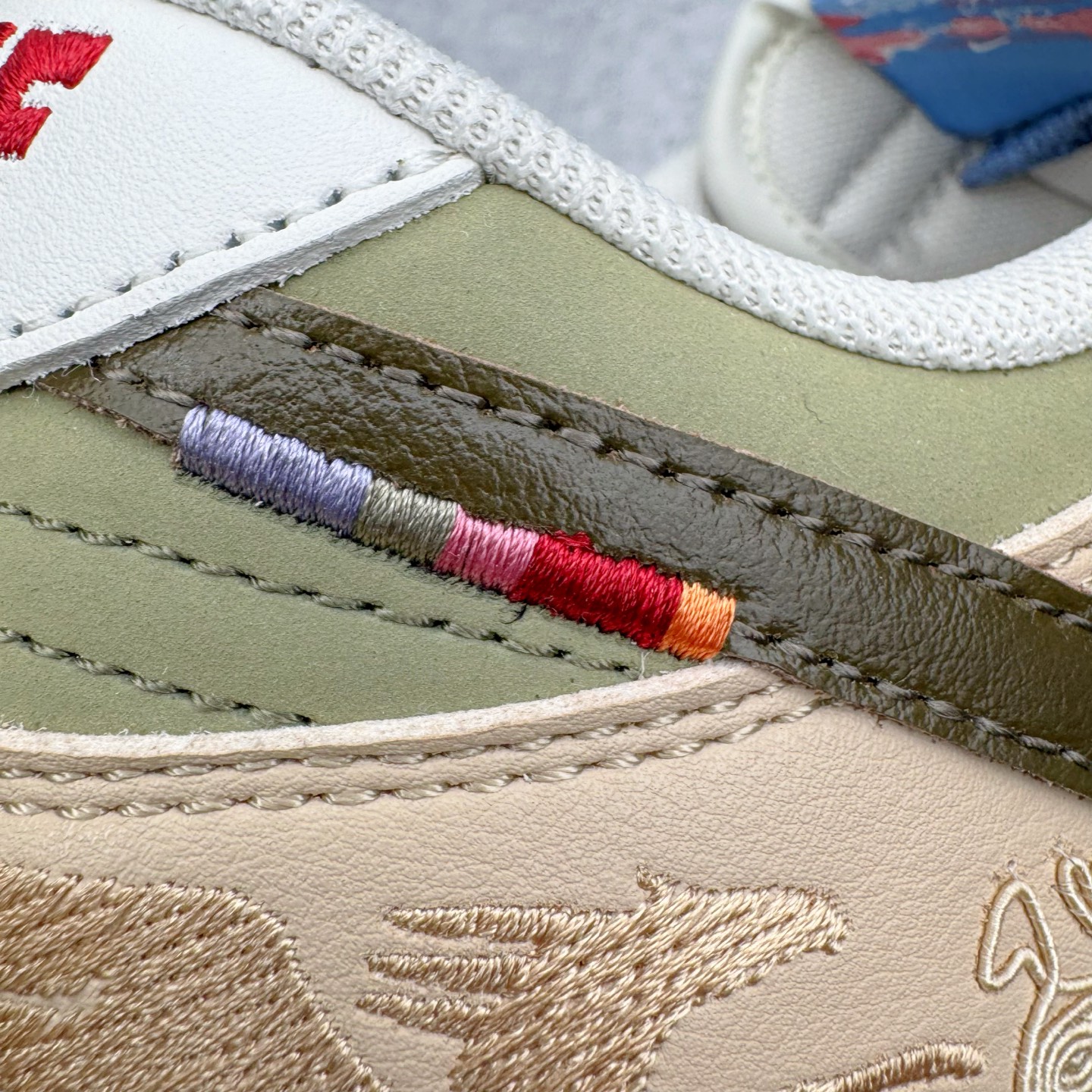 图片[14]-NK Dunk Pegasus Pack CNY 马年限定 舒适贴合 低帮 板鞋 男女同款 米褐色 IQ1118-220 实力大厂出品 新配色陆续开发 利润个位数只为口碑 全套原纸板楦头开发 确保原汁原味 完美呈现DUNK版型 一比一鞋头弧度高度鞋身弧度 此版本只针对中端市场 皮料材质有所更替 其他数据细节工艺流程均保持一致 绝不口嗨 细节品控鞋型随意对比 独家私模官方第六代原厂航空铝磨具打磨大底 鞋头坡度极致还原 无解鞋型 原盒原配 圈内天花板工艺 原厂玻璃冲刀 超高清洁度 全鞋零毛边皮料切割 原厂中底布点胶 中底布拉帮走线遵循公司 尺码：36 36.5 37.5 38 38.5 39 40 40.5 41 42 42.5 43 44 44.5 45 46-选品中心