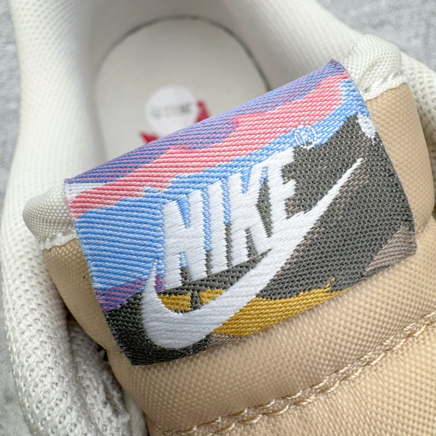 图片[18]-NK Dunk Pegasus Pack CNY 马年限定 舒适贴合 低帮 板鞋 男女同款 米褐色 IQ1118-220 实力大厂出品 新配色陆续开发 利润个位数只为口碑 全套原纸板楦头开发 确保原汁原味 完美呈现DUNK版型 一比一鞋头弧度高度鞋身弧度 此版本只针对中端市场 皮料材质有所更替 其他数据细节工艺流程均保持一致 绝不口嗨 细节品控鞋型随意对比 独家私模官方第六代原厂航空铝磨具打磨大底 鞋头坡度极致还原 无解鞋型 原盒原配 圈内天花板工艺 原厂玻璃冲刀 超高清洁度 全鞋零毛边皮料切割 原厂中底布点胶 中底布拉帮走线遵循公司 尺码：36 36.5 37.5 38 38.5 39 40 40.5 41 42 42.5 43 44 44.5 45 46-选品中心