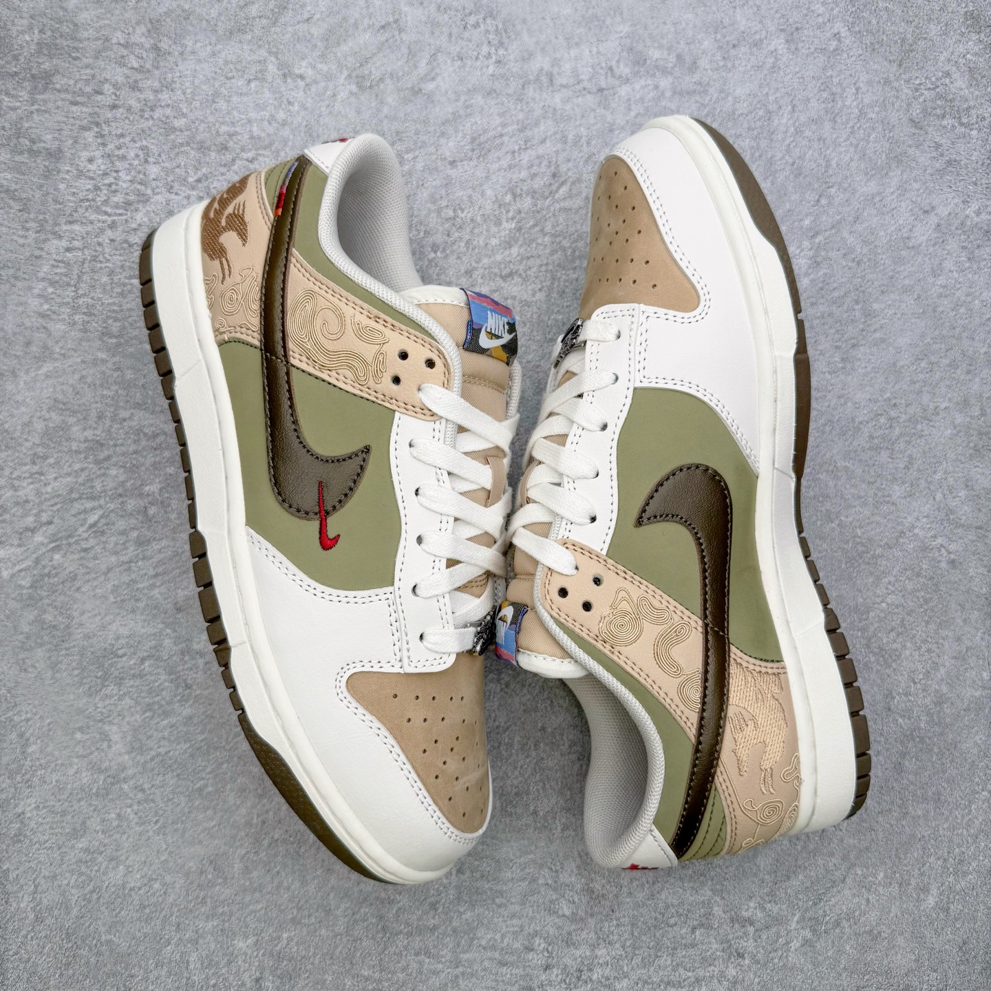 图片[3]-NK Dunk Pegasus Pack CNY 马年限定 舒适贴合 低帮 板鞋 男女同款 米褐色 IQ1118-220 实力大厂出品 新配色陆续开发 利润个位数只为口碑 全套原纸板楦头开发 确保原汁原味 完美呈现DUNK版型 一比一鞋头弧度高度鞋身弧度 此版本只针对中端市场 皮料材质有所更替 其他数据细节工艺流程均保持一致 绝不口嗨 细节品控鞋型随意对比 独家私模官方第六代原厂航空铝磨具打磨大底 鞋头坡度极致还原 无解鞋型 原盒原配 圈内天花板工艺 原厂玻璃冲刀 超高清洁度 全鞋零毛边皮料切割 原厂中底布点胶 中底布拉帮走线遵循公司 尺码：36 36.5 37.5 38 38.5 39 40 40.5 41 42 42.5 43 44 44.5 45 46-选品中心