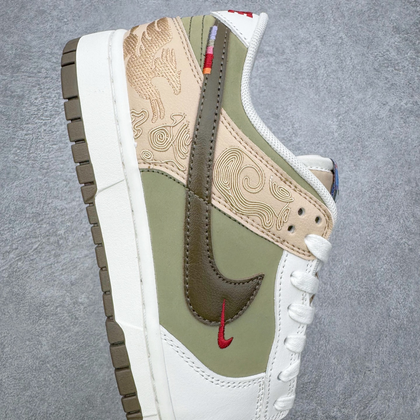 图片[6]-NK Dunk Pegasus Pack CNY 马年限定 舒适贴合 低帮 板鞋 男女同款 米褐色 IQ1118-220 实力大厂出品 新配色陆续开发 利润个位数只为口碑 全套原纸板楦头开发 确保原汁原味 完美呈现DUNK版型 一比一鞋头弧度高度鞋身弧度 此版本只针对中端市场 皮料材质有所更替 其他数据细节工艺流程均保持一致 绝不口嗨 细节品控鞋型随意对比 独家私模官方第六代原厂航空铝磨具打磨大底 鞋头坡度极致还原 无解鞋型 原盒原配 圈内天花板工艺 原厂玻璃冲刀 超高清洁度 全鞋零毛边皮料切割 原厂中底布点胶 中底布拉帮走线遵循公司 尺码：36 36.5 37.5 38 38.5 39 40 40.5 41 42 42.5 43 44 44.5 45 46-选品中心