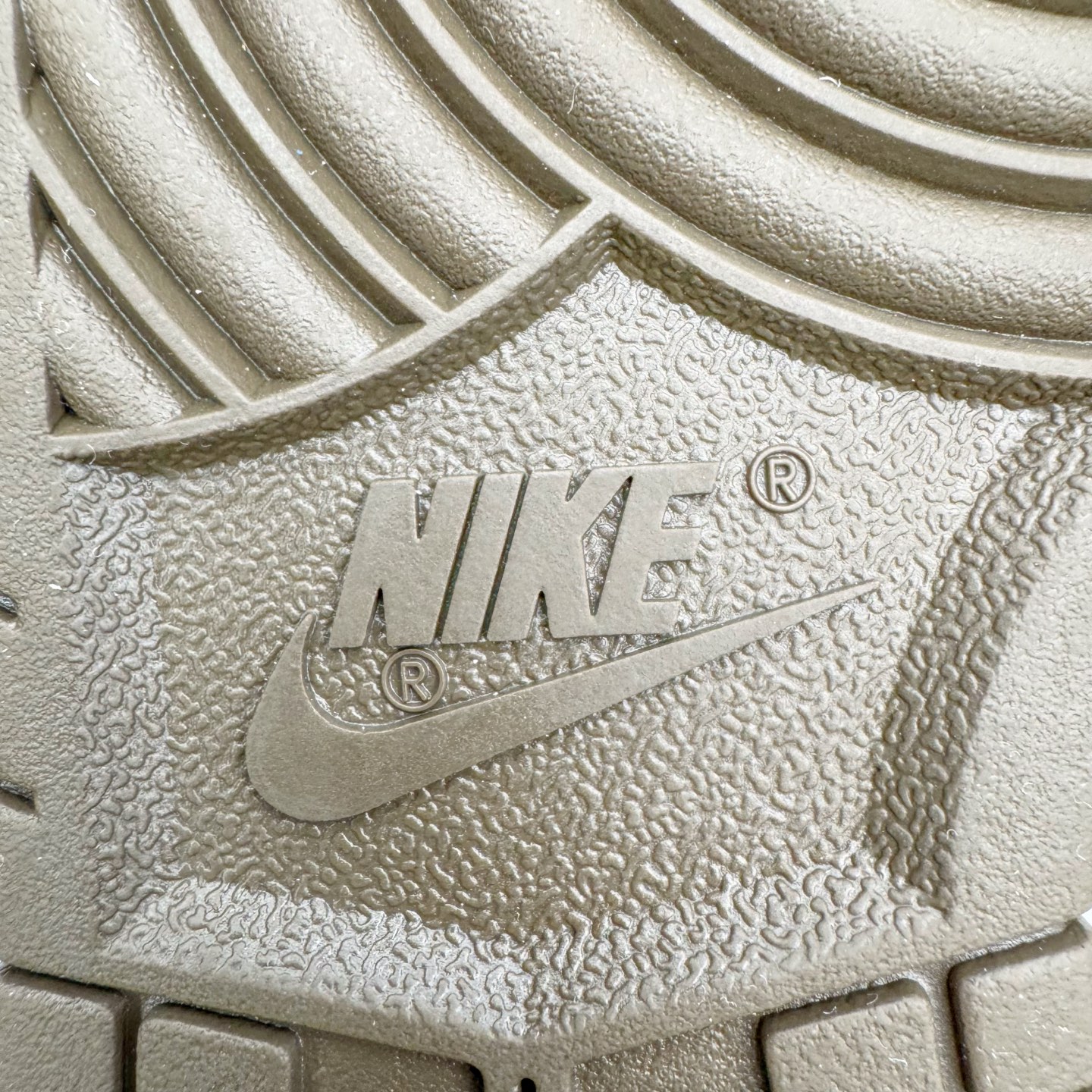 图片[10]-NK Dunk Pegasus Pack CNY 马年限定 舒适贴合 低帮 板鞋 男女同款 米褐色 IQ1118-220 实力大厂出品 新配色陆续开发 利润个位数只为口碑 全套原纸板楦头开发 确保原汁原味 完美呈现DUNK版型 一比一鞋头弧度高度鞋身弧度 此版本只针对中端市场 皮料材质有所更替 其他数据细节工艺流程均保持一致 绝不口嗨 细节品控鞋型随意对比 独家私模官方第六代原厂航空铝磨具打磨大底 鞋头坡度极致还原 无解鞋型 原盒原配 圈内天花板工艺 原厂玻璃冲刀 超高清洁度 全鞋零毛边皮料切割 原厂中底布点胶 中底布拉帮走线遵循公司 尺码：36 36.5 37.5 38 38.5 39 40 40.5 41 42 42.5 43 44 44.5 45 46-选品中心