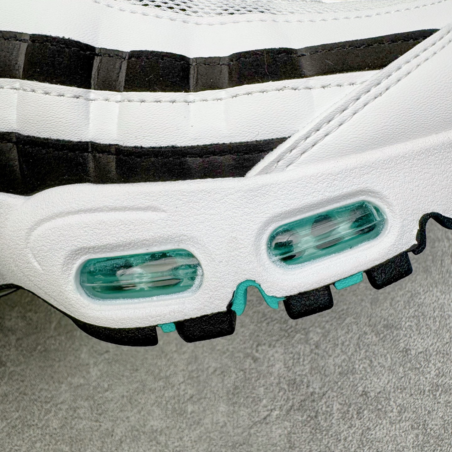 图片[18]-＃KZ神版 NK Air Max 95 OG Blue Spark 舒适百搭耐磨低帮气垫休闲跑步鞋 白黑绿 IM7409-100 经典重温 外单专供大厂出品 品质稳定 一百余色 终端操作 鞋款设计灵感源于人体构造 中底设计基于人体的脊柱构造 是整体设计的核心 尼龙孔眼代表了肋骨 而分层式面板和网眼象征着肌肉纤维和肉体组织 Air Max 95采用了两个独立的吹塑成型的Air-Sole单元 并首次在前掌使用可视化气垫设计 Swoosh logo夜当作一个 点符号放在了鞋子的后帮位置 20年的发展让 AIR MAX 95有了不同的故事 20年后再度面向世人的时候 焕然一新的面貌 让人有了另外一种清新脱俗的感觉 尺码：40 40.5 41 42 42.5 43 44 44.5 45 45.5 46 47.5 48.5-选品中心