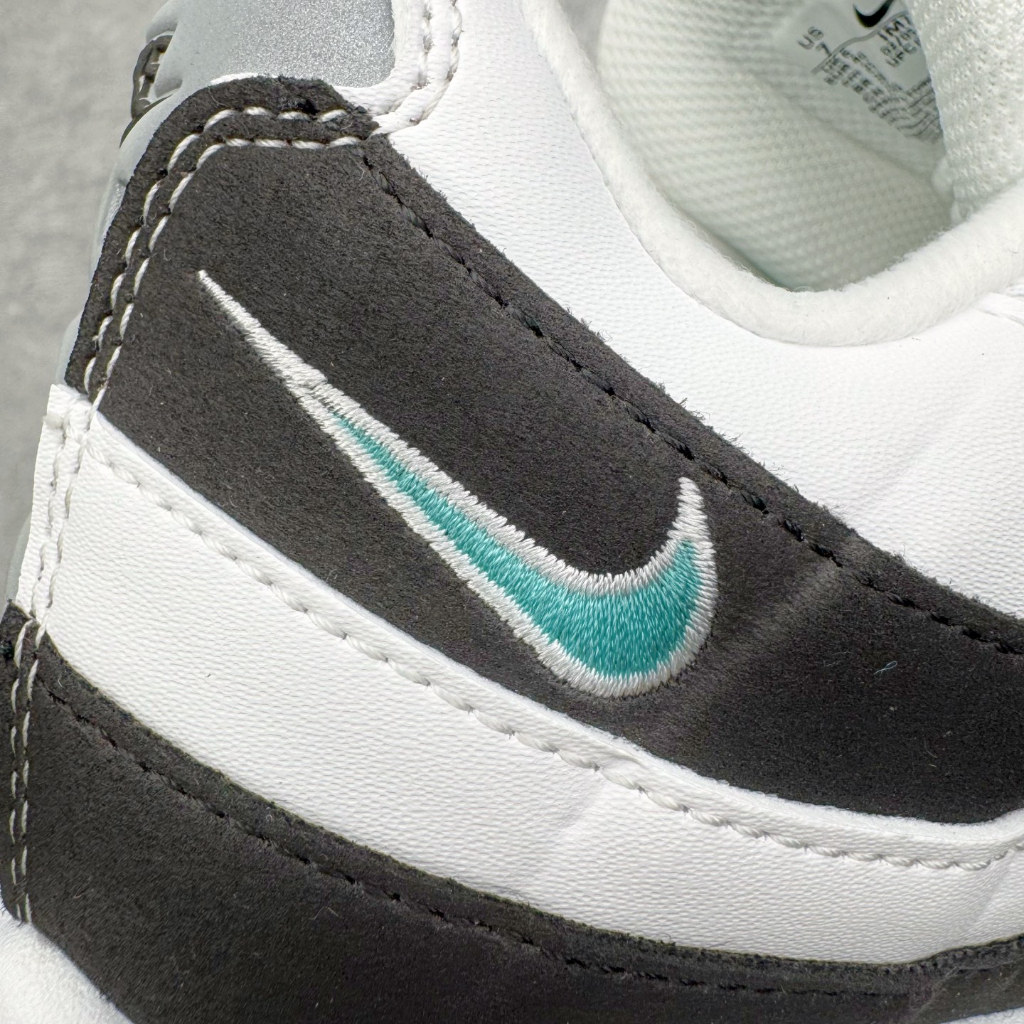 图片[17]-＃KZ神版 NK Air Max 95 OG Blue Spark 舒适百搭耐磨低帮气垫休闲跑步鞋 白黑绿 IM7409-100 经典重温 外单专供大厂出品 品质稳定 一百余色 终端操作 鞋款设计灵感源于人体构造 中底设计基于人体的脊柱构造 是整体设计的核心 尼龙孔眼代表了肋骨 而分层式面板和网眼象征着肌肉纤维和肉体组织 Air Max 95采用了两个独立的吹塑成型的Air-Sole单元 并首次在前掌使用可视化气垫设计 Swoosh logo夜当作一个 点符号放在了鞋子的后帮位置 20年的发展让 AIR MAX 95有了不同的故事 20年后再度面向世人的时候 焕然一新的面貌 让人有了另外一种清新脱俗的感觉 尺码：40 40.5 41 42 42.5 43 44 44.5 45 45.5 46 47.5 48.5-选品中心