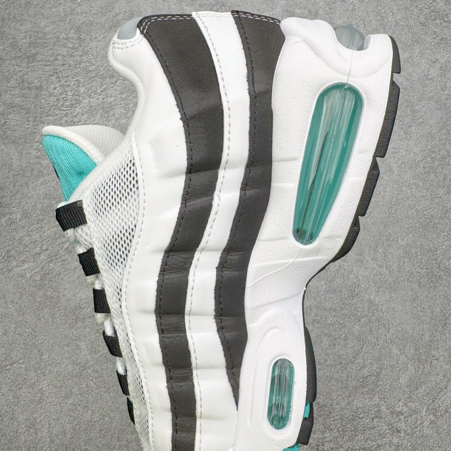 图片[7]-＃KZ神版 NK Air Max 95 OG Blue Spark 舒适百搭耐磨低帮气垫休闲跑步鞋 白黑绿 IM7409-100 经典重温 外单专供大厂出品 品质稳定 一百余色 终端操作 鞋款设计灵感源于人体构造 中底设计基于人体的脊柱构造 是整体设计的核心 尼龙孔眼代表了肋骨 而分层式面板和网眼象征着肌肉纤维和肉体组织 Air Max 95采用了两个独立的吹塑成型的Air-Sole单元 并首次在前掌使用可视化气垫设计 Swoosh logo夜当作一个 点符号放在了鞋子的后帮位置 20年的发展让 AIR MAX 95有了不同的故事 20年后再度面向世人的时候 焕然一新的面貌 让人有了另外一种清新脱俗的感觉 尺码：40 40.5 41 42 42.5 43 44 44.5 45 45.5 46 47.5 48.5-选品中心