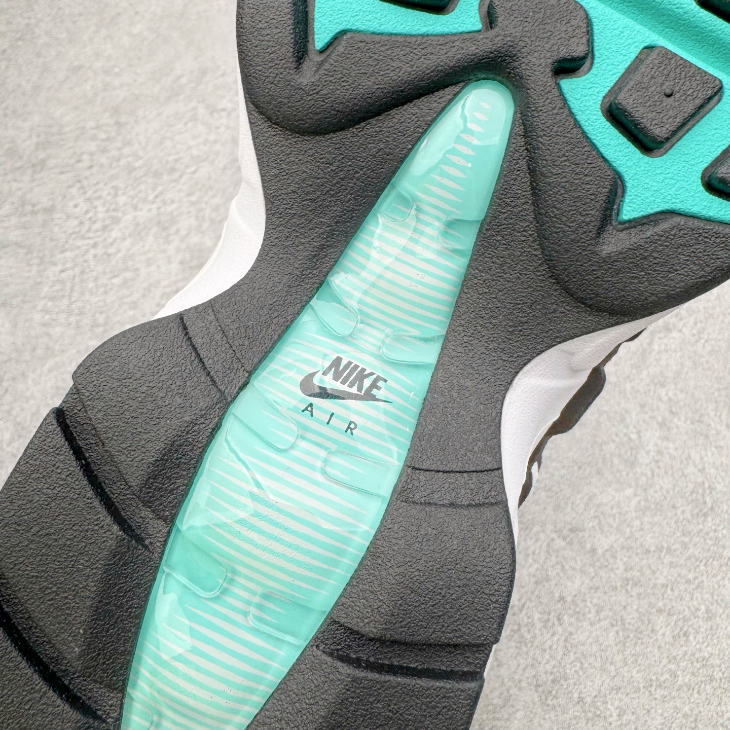 图片[20]-＃KZ神版 NK Air Max 95 OG Blue Spark 舒适百搭耐磨低帮气垫休闲跑步鞋 白黑绿 IM7409-100 经典重温 外单专供大厂出品 品质稳定 一百余色 终端操作 鞋款设计灵感源于人体构造 中底设计基于人体的脊柱构造 是整体设计的核心 尼龙孔眼代表了肋骨 而分层式面板和网眼象征着肌肉纤维和肉体组织 Air Max 95采用了两个独立的吹塑成型的Air-Sole单元 并首次在前掌使用可视化气垫设计 Swoosh logo夜当作一个 点符号放在了鞋子的后帮位置 20年的发展让 AIR MAX 95有了不同的故事 20年后再度面向世人的时候 焕然一新的面貌 让人有了另外一种清新脱俗的感觉 尺码：40 40.5 41 42 42.5 43 44 44.5 45 45.5 46 47.5 48.5-选品中心