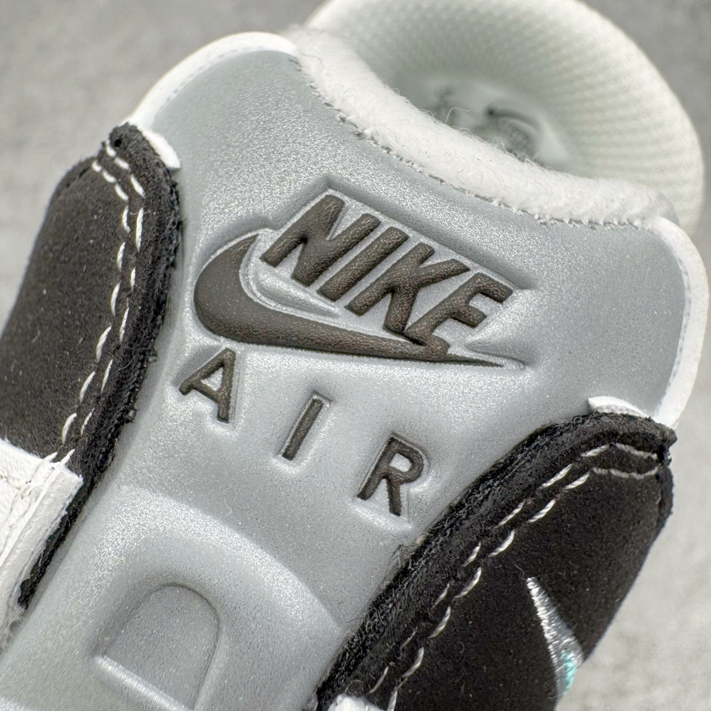 图片[15]-＃KZ神版 NK Air Max 95 OG Blue Spark 舒适百搭耐磨低帮气垫休闲跑步鞋 白黑绿 IM7409-100 经典重温 外单专供大厂出品 品质稳定 一百余色 终端操作 鞋款设计灵感源于人体构造 中底设计基于人体的脊柱构造 是整体设计的核心 尼龙孔眼代表了肋骨 而分层式面板和网眼象征着肌肉纤维和肉体组织 Air Max 95采用了两个独立的吹塑成型的Air-Sole单元 并首次在前掌使用可视化气垫设计 Swoosh logo夜当作一个 点符号放在了鞋子的后帮位置 20年的发展让 AIR MAX 95有了不同的故事 20年后再度面向世人的时候 焕然一新的面貌 让人有了另外一种清新脱俗的感觉 尺码：40 40.5 41 42 42.5 43 44 44.5 45 45.5 46 47.5 48.5-选品中心