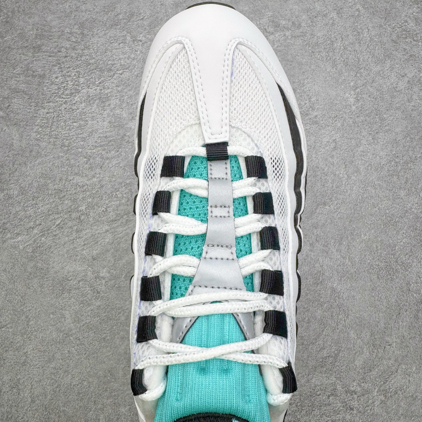 图片[4]-＃KZ神版 NK Air Max 95 OG Blue Spark 舒适百搭耐磨低帮气垫休闲跑步鞋 白黑绿 IM7409-100 经典重温 外单专供大厂出品 品质稳定 一百余色 终端操作 鞋款设计灵感源于人体构造 中底设计基于人体的脊柱构造 是整体设计的核心 尼龙孔眼代表了肋骨 而分层式面板和网眼象征着肌肉纤维和肉体组织 Air Max 95采用了两个独立的吹塑成型的Air-Sole单元 并首次在前掌使用可视化气垫设计 Swoosh logo夜当作一个 点符号放在了鞋子的后帮位置 20年的发展让 AIR MAX 95有了不同的故事 20年后再度面向世人的时候 焕然一新的面貌 让人有了另外一种清新脱俗的感觉 尺码：40 40.5 41 42 42.5 43 44 44.5 45 45.5 46 47.5 48.5-选品中心