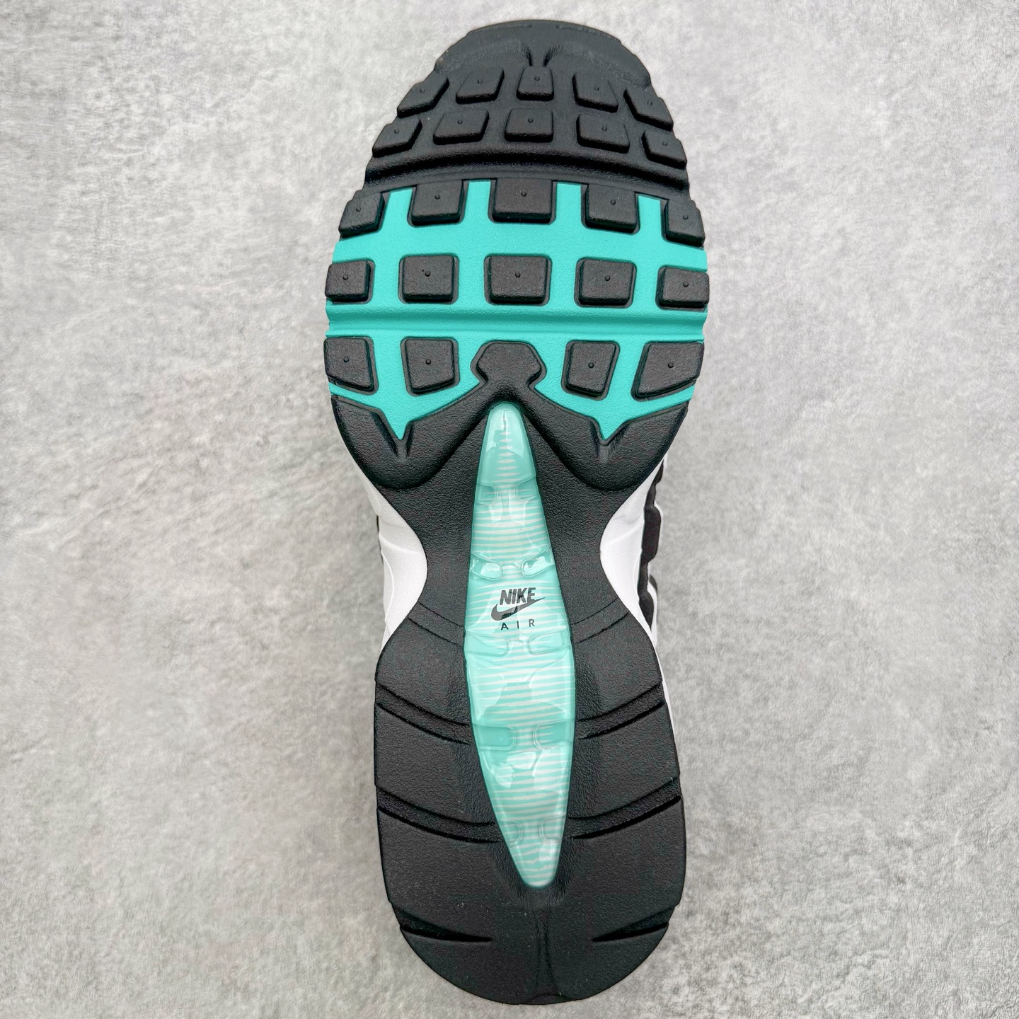 图片[9]-＃KZ神版 NK Air Max 95 OG Blue Spark 舒适百搭耐磨低帮气垫休闲跑步鞋 白黑绿 IM7409-100 经典重温 外单专供大厂出品 品质稳定 一百余色 终端操作 鞋款设计灵感源于人体构造 中底设计基于人体的脊柱构造 是整体设计的核心 尼龙孔眼代表了肋骨 而分层式面板和网眼象征着肌肉纤维和肉体组织 Air Max 95采用了两个独立的吹塑成型的Air-Sole单元 并首次在前掌使用可视化气垫设计 Swoosh logo夜当作一个 点符号放在了鞋子的后帮位置 20年的发展让 AIR MAX 95有了不同的故事 20年后再度面向世人的时候 焕然一新的面貌 让人有了另外一种清新脱俗的感觉 尺码：40 40.5 41 42 42.5 43 44 44.5 45 45.5 46 47.5 48.5-选品中心