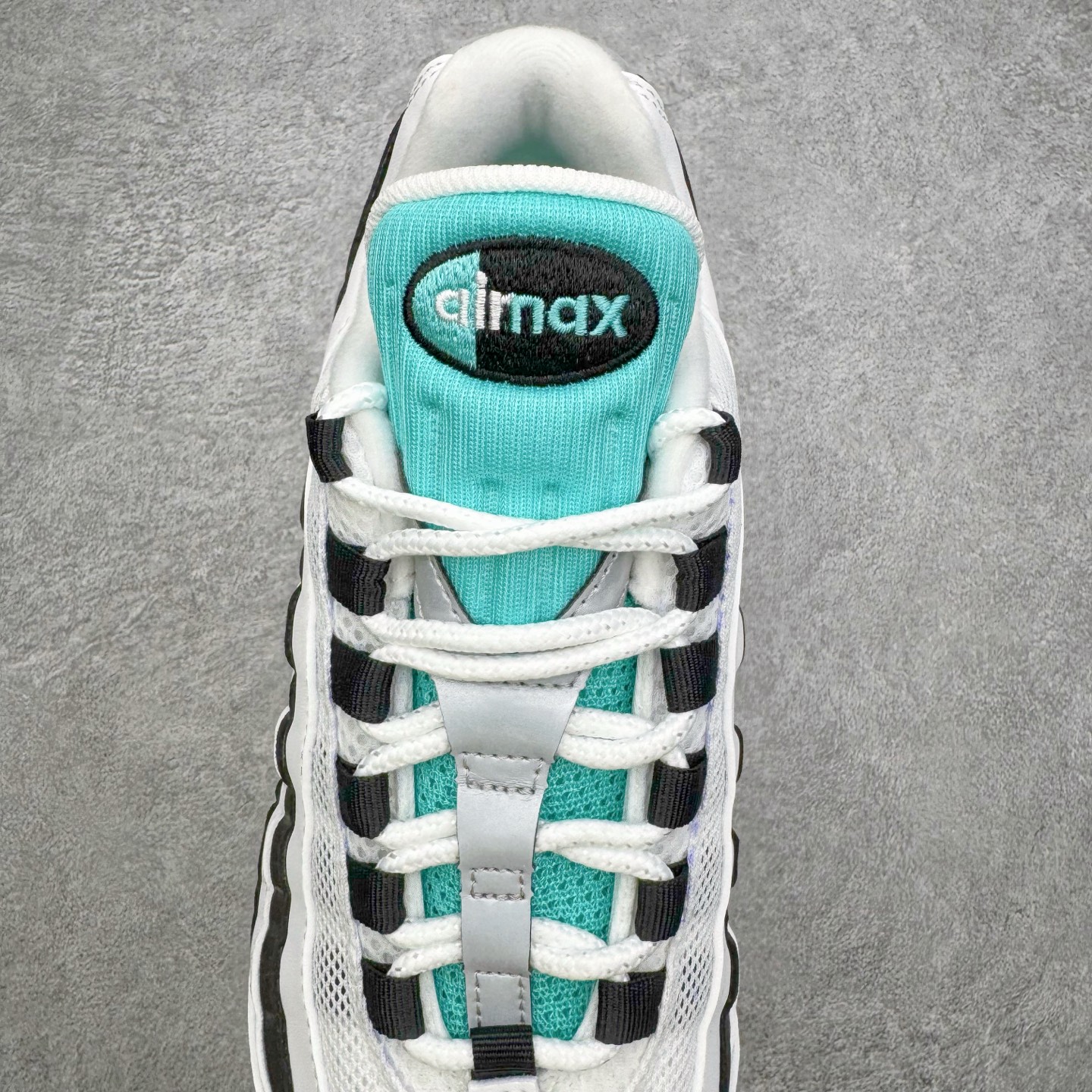 图片[5]-＃KZ神版 NK Air Max 95 OG Blue Spark 舒适百搭耐磨低帮气垫休闲跑步鞋 白黑绿 IM7409-100 经典重温 外单专供大厂出品 品质稳定 一百余色 终端操作 鞋款设计灵感源于人体构造 中底设计基于人体的脊柱构造 是整体设计的核心 尼龙孔眼代表了肋骨 而分层式面板和网眼象征着肌肉纤维和肉体组织 Air Max 95采用了两个独立的吹塑成型的Air-Sole单元 并首次在前掌使用可视化气垫设计 Swoosh logo夜当作一个 点符号放在了鞋子的后帮位置 20年的发展让 AIR MAX 95有了不同的故事 20年后再度面向世人的时候 焕然一新的面貌 让人有了另外一种清新脱俗的感觉 尺码：40 40.5 41 42 42.5 43 44 44.5 45 45.5 46 47.5 48.5-选品中心