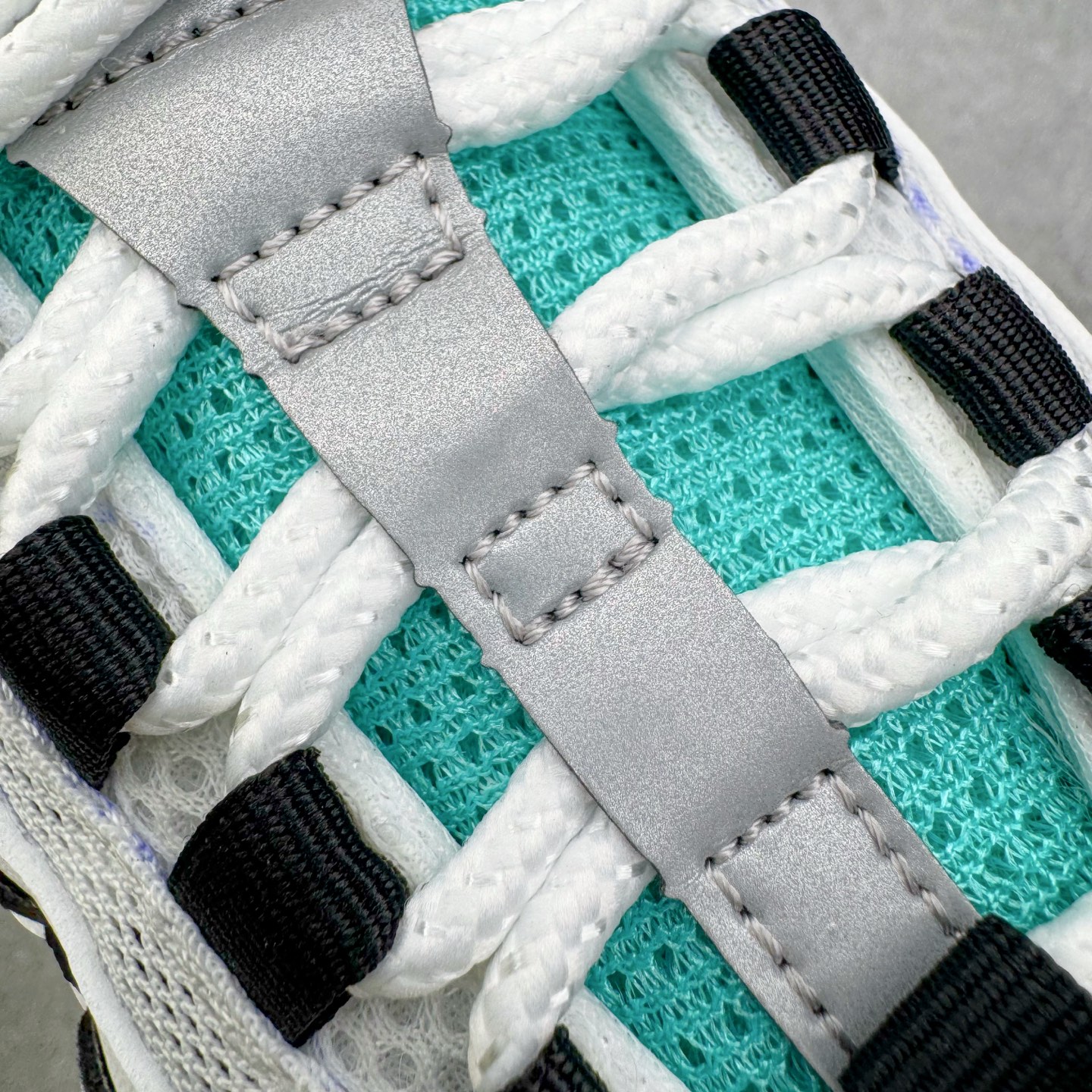 图片[13]-＃KZ神版 NK Air Max 95 OG Blue Spark 舒适百搭耐磨低帮气垫休闲跑步鞋 白黑绿 IM7409-100 经典重温 外单专供大厂出品 品质稳定 一百余色 终端操作 鞋款设计灵感源于人体构造 中底设计基于人体的脊柱构造 是整体设计的核心 尼龙孔眼代表了肋骨 而分层式面板和网眼象征着肌肉纤维和肉体组织 Air Max 95采用了两个独立的吹塑成型的Air-Sole单元 并首次在前掌使用可视化气垫设计 Swoosh logo夜当作一个 点符号放在了鞋子的后帮位置 20年的发展让 AIR MAX 95有了不同的故事 20年后再度面向世人的时候 焕然一新的面貌 让人有了另外一种清新脱俗的感觉 尺码：40 40.5 41 42 42.5 43 44 44.5 45 45.5 46 47.5 48.5-选品中心