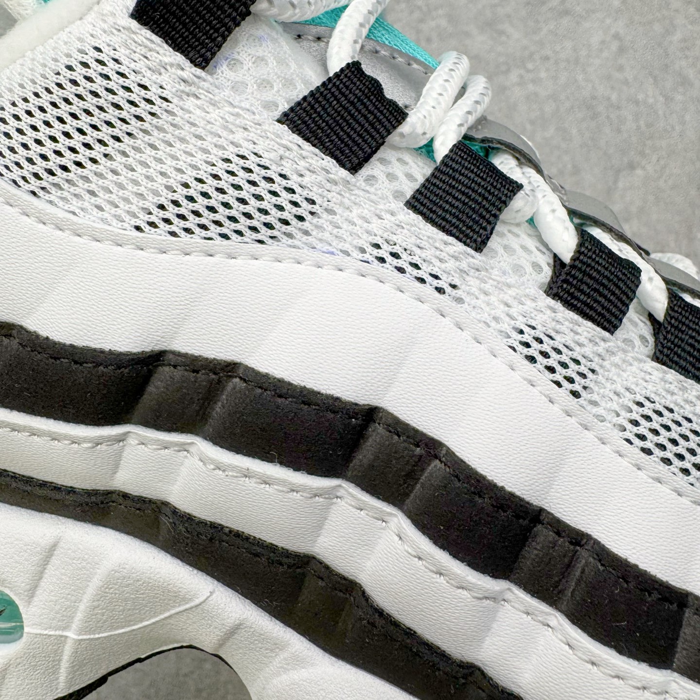 图片[16]-＃KZ神版 NK Air Max 95 OG Blue Spark 舒适百搭耐磨低帮气垫休闲跑步鞋 白黑绿 IM7409-100 经典重温 外单专供大厂出品 品质稳定 一百余色 终端操作 鞋款设计灵感源于人体构造 中底设计基于人体的脊柱构造 是整体设计的核心 尼龙孔眼代表了肋骨 而分层式面板和网眼象征着肌肉纤维和肉体组织 Air Max 95采用了两个独立的吹塑成型的Air-Sole单元 并首次在前掌使用可视化气垫设计 Swoosh logo夜当作一个 点符号放在了鞋子的后帮位置 20年的发展让 AIR MAX 95有了不同的故事 20年后再度面向世人的时候 焕然一新的面貌 让人有了另外一种清新脱俗的感觉 尺码：40 40.5 41 42 42.5 43 44 44.5 45 45.5 46 47.5 48.5-选品中心