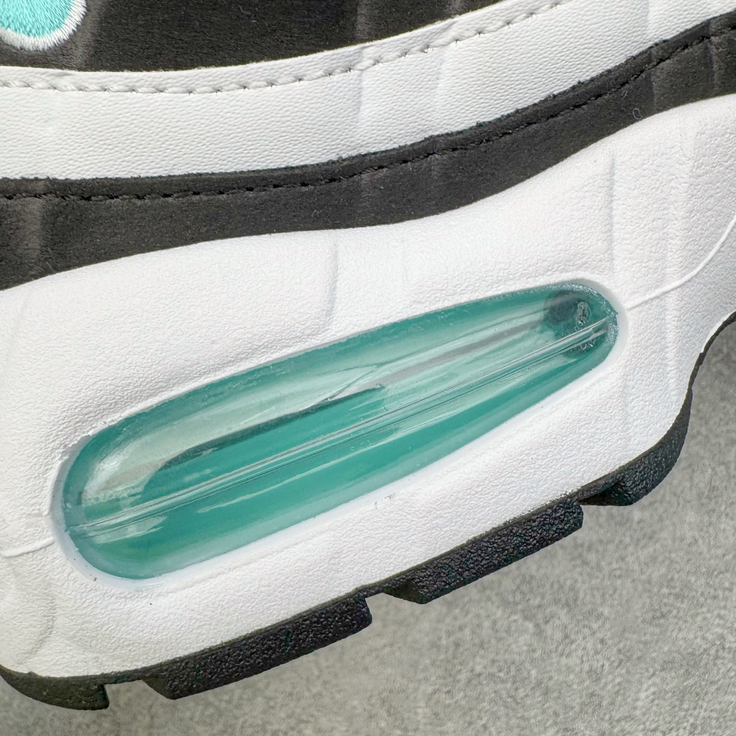 图片[19]-＃KZ神版 NK Air Max 95 OG Blue Spark 舒适百搭耐磨低帮气垫休闲跑步鞋 白黑绿 IM7409-100 经典重温 外单专供大厂出品 品质稳定 一百余色 终端操作 鞋款设计灵感源于人体构造 中底设计基于人体的脊柱构造 是整体设计的核心 尼龙孔眼代表了肋骨 而分层式面板和网眼象征着肌肉纤维和肉体组织 Air Max 95采用了两个独立的吹塑成型的Air-Sole单元 并首次在前掌使用可视化气垫设计 Swoosh logo夜当作一个 点符号放在了鞋子的后帮位置 20年的发展让 AIR MAX 95有了不同的故事 20年后再度面向世人的时候 焕然一新的面貌 让人有了另外一种清新脱俗的感觉 尺码：40 40.5 41 42 42.5 43 44 44.5 45 45.5 46 47.5 48.5-选品中心