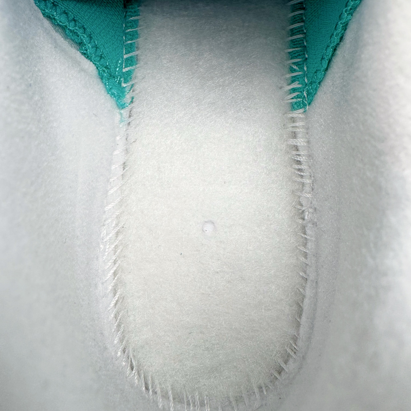 图片[10]-＃KZ神版 NK Air Max 95 OG Blue Spark 舒适百搭耐磨低帮气垫休闲跑步鞋 白黑绿 IM7409-100 经典重温 外单专供大厂出品 品质稳定 一百余色 终端操作 鞋款设计灵感源于人体构造 中底设计基于人体的脊柱构造 是整体设计的核心 尼龙孔眼代表了肋骨 而分层式面板和网眼象征着肌肉纤维和肉体组织 Air Max 95采用了两个独立的吹塑成型的Air-Sole单元 并首次在前掌使用可视化气垫设计 Swoosh logo夜当作一个 点符号放在了鞋子的后帮位置 20年的发展让 AIR MAX 95有了不同的故事 20年后再度面向世人的时候 焕然一新的面貌 让人有了另外一种清新脱俗的感觉 尺码：40 40.5 41 42 42.5 43 44 44.5 45 45.5 46 47.5 48.5-选品中心