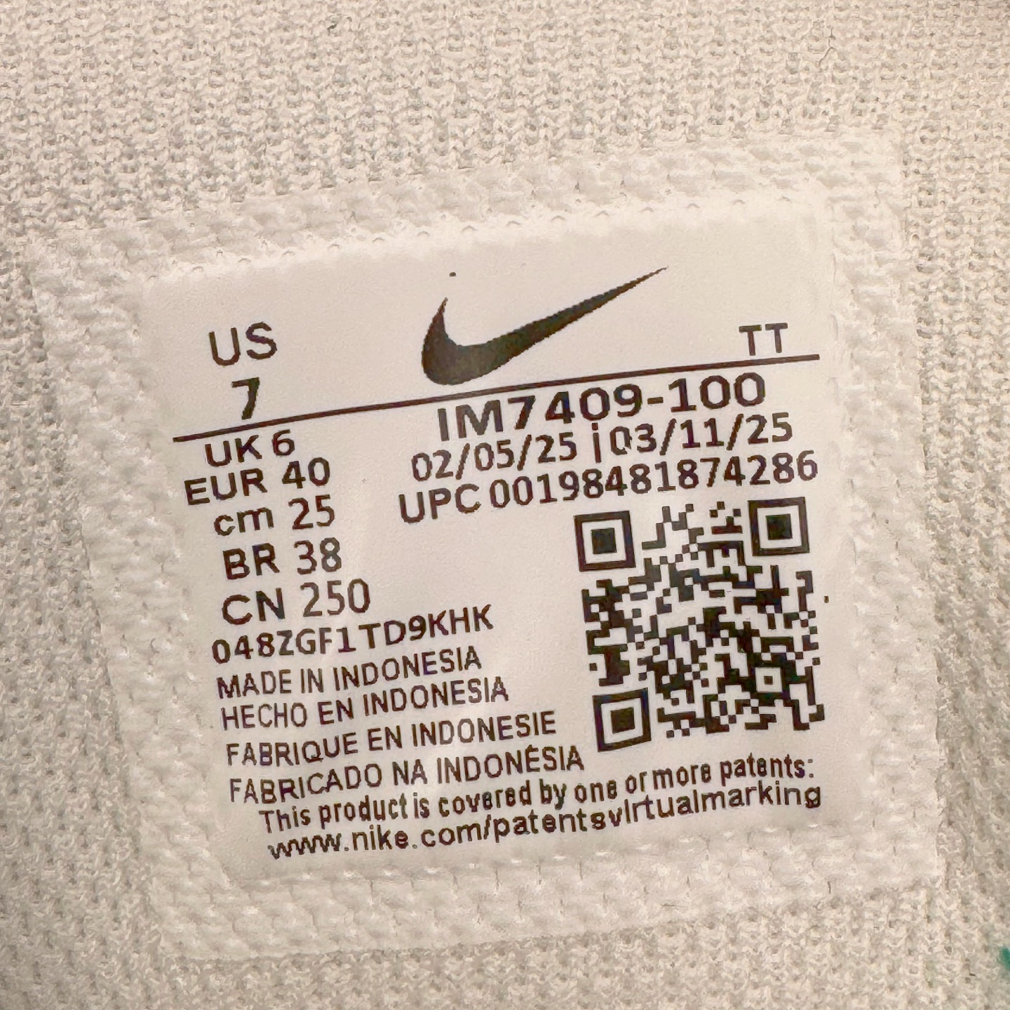 图片[11]-＃KZ神版 NK Air Max 95 OG Blue Spark 舒适百搭耐磨低帮气垫休闲跑步鞋 白黑绿 IM7409-100 经典重温 外单专供大厂出品 品质稳定 一百余色 终端操作 鞋款设计灵感源于人体构造 中底设计基于人体的脊柱构造 是整体设计的核心 尼龙孔眼代表了肋骨 而分层式面板和网眼象征着肌肉纤维和肉体组织 Air Max 95采用了两个独立的吹塑成型的Air-Sole单元 并首次在前掌使用可视化气垫设计 Swoosh logo夜当作一个 点符号放在了鞋子的后帮位置 20年的发展让 AIR MAX 95有了不同的故事 20年后再度面向世人的时候 焕然一新的面貌 让人有了另外一种清新脱俗的感觉 尺码：40 40.5 41 42 42.5 43 44 44.5 45 45.5 46 47.5 48.5-选品中心