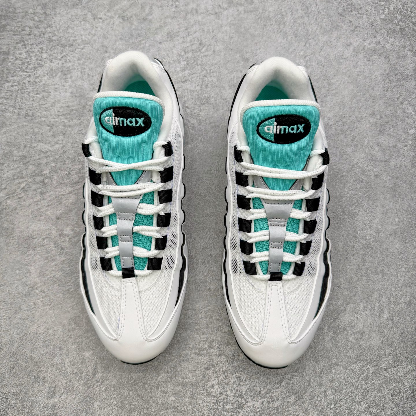 图片[2]-＃KZ神版 NK Air Max 95 OG Blue Spark 舒适百搭耐磨低帮气垫休闲跑步鞋 白黑绿 IM7409-100 经典重温 外单专供大厂出品 品质稳定 一百余色 终端操作 鞋款设计灵感源于人体构造 中底设计基于人体的脊柱构造 是整体设计的核心 尼龙孔眼代表了肋骨 而分层式面板和网眼象征着肌肉纤维和肉体组织 Air Max 95采用了两个独立的吹塑成型的Air-Sole单元 并首次在前掌使用可视化气垫设计 Swoosh logo夜当作一个 点符号放在了鞋子的后帮位置 20年的发展让 AIR MAX 95有了不同的故事 20年后再度面向世人的时候 焕然一新的面貌 让人有了另外一种清新脱俗的感觉 尺码：40 40.5 41 42 42.5 43 44 44.5 45 45.5 46 47.5 48.5-选品中心