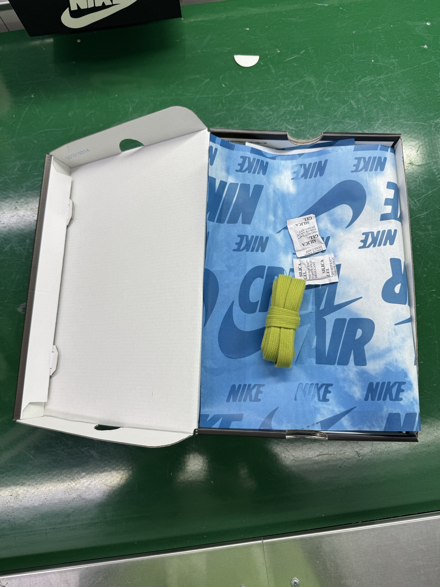 图片[15]-＃SF外贸特供 CPFM x NK Air Force 1 07 Low 空军一号系列低帮经典百搭休闲运动板鞋 联名补丁字母 绿色 FQ7069-500 原厂特供同批次皮料与Zp零色差 原厂特供内外标均可过绿X扫描认证 独家私模2025全新鱼鳞纹大底 咬花纹路更加清晰 全新排版鞋头倒置五角星 五角星对比旧版老版本 间距放大 星星缩小 全套官方原配件 防尘布袋 全鞋电脑针车 工整有序 视觉效果满分 原厂拉帮手法 标准四线 密度针距针孔大小控制到位 原装反口里网布海绵 正确卡色网眼大小 新版鞋撑改用纸团代替 原厂港宝加持完美还原灵魂版型 从里到外百分百还原 内置Sole气垫 中底白色背胶 已经无限的接近公司 原厂楦头 原厂刺绣 后跟弧度完美 刷胶工序 同步原厂手法 线上全程关灯只用紫光灯根据划线刷胶水 严格把控溢胶及成型品控 独家私模最大开发到48.5 注意防尘袋配件丢失退货扣20 尺码：35.5 36 36.5 37.5 38 38.5 39 40 40.5 41 42 42.5 43 44 44.5 45 46 47.5 48.5-选品中心