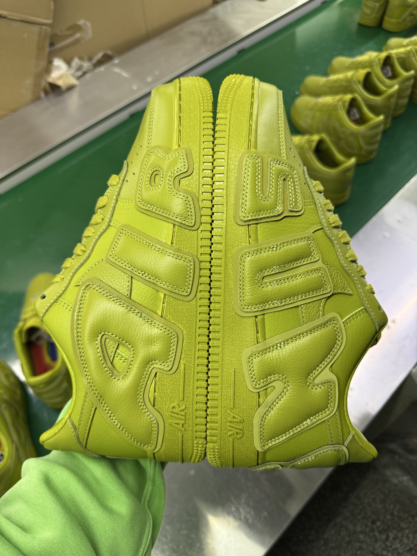 图片[4]-＃SF外贸特供 CPFM x NK Air Force 1 07 Low 空军一号系列低帮经典百搭休闲运动板鞋 联名补丁字母 绿色 FQ7069-500 原厂特供同批次皮料与Zp零色差 原厂特供内外标均可过绿X扫描认证 独家私模2025全新鱼鳞纹大底 咬花纹路更加清晰 全新排版鞋头倒置五角星 五角星对比旧版老版本 间距放大 星星缩小 全套官方原配件 防尘布袋 全鞋电脑针车 工整有序 视觉效果满分 原厂拉帮手法 标准四线 密度针距针孔大小控制到位 原装反口里网布海绵 正确卡色网眼大小 新版鞋撑改用纸团代替 原厂港宝加持完美还原灵魂版型 从里到外百分百还原 内置Sole气垫 中底白色背胶 已经无限的接近公司 原厂楦头 原厂刺绣 后跟弧度完美 刷胶工序 同步原厂手法 线上全程关灯只用紫光灯根据划线刷胶水 严格把控溢胶及成型品控 独家私模最大开发到48.5 注意防尘袋配件丢失退货扣20 尺码：35.5 36 36.5 37.5 38 38.5 39 40 40.5 41 42 42.5 43 44 44.5 45 46 47.5 48.5-选品中心