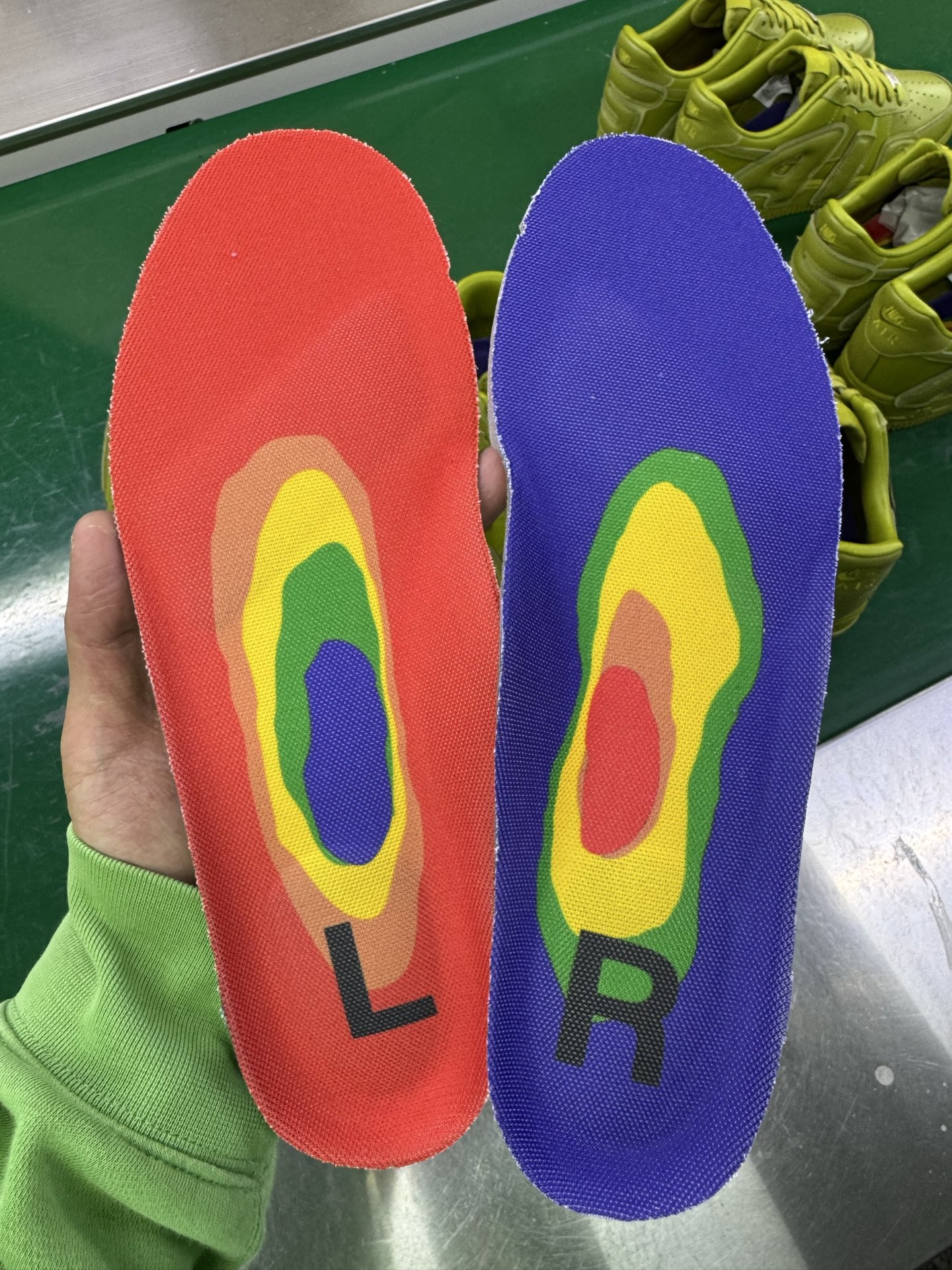 图片[9]-＃SF外贸特供 CPFM x NK Air Force 1 07 Low 空军一号系列低帮经典百搭休闲运动板鞋 联名补丁字母 绿色 FQ7069-500 原厂特供同批次皮料与Zp零色差 原厂特供内外标均可过绿X扫描认证 独家私模2025全新鱼鳞纹大底 咬花纹路更加清晰 全新排版鞋头倒置五角星 五角星对比旧版老版本 间距放大 星星缩小 全套官方原配件 防尘布袋 全鞋电脑针车 工整有序 视觉效果满分 原厂拉帮手法 标准四线 密度针距针孔大小控制到位 原装反口里网布海绵 正确卡色网眼大小 新版鞋撑改用纸团代替 原厂港宝加持完美还原灵魂版型 从里到外百分百还原 内置Sole气垫 中底白色背胶 已经无限的接近公司 原厂楦头 原厂刺绣 后跟弧度完美 刷胶工序 同步原厂手法 线上全程关灯只用紫光灯根据划线刷胶水 严格把控溢胶及成型品控 独家私模最大开发到48.5 注意防尘袋配件丢失退货扣20 尺码：35.5 36 36.5 37.5 38 38.5 39 40 40.5 41 42 42.5 43 44 44.5 45 46 47.5 48.5-选品中心